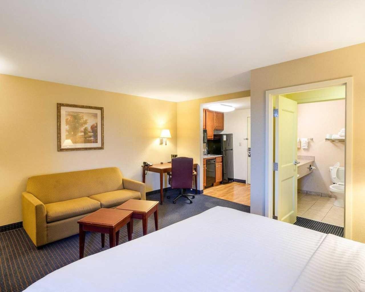 King Suite - Non-Smoking - Photo 2