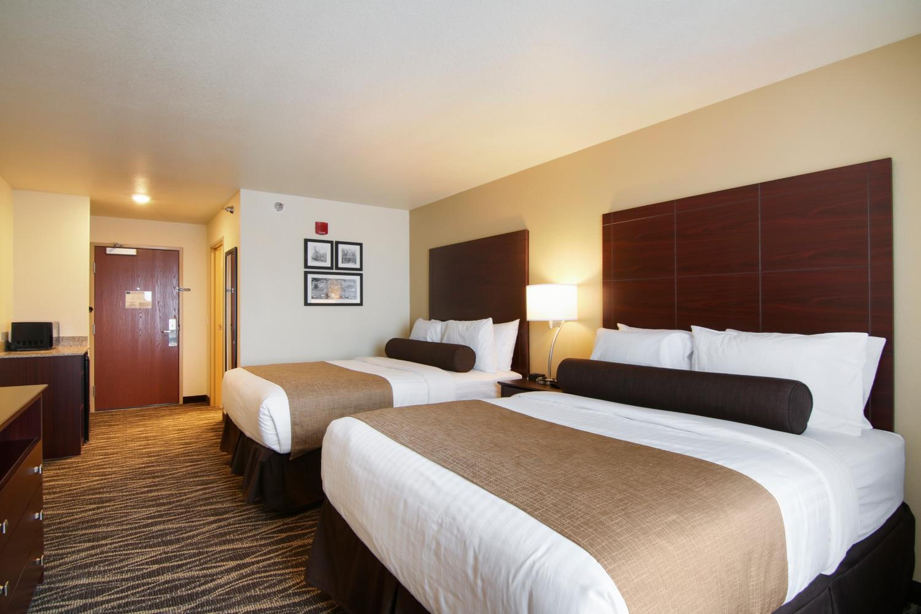 Deluxe Queen Room with Two Queen Beds photo 2