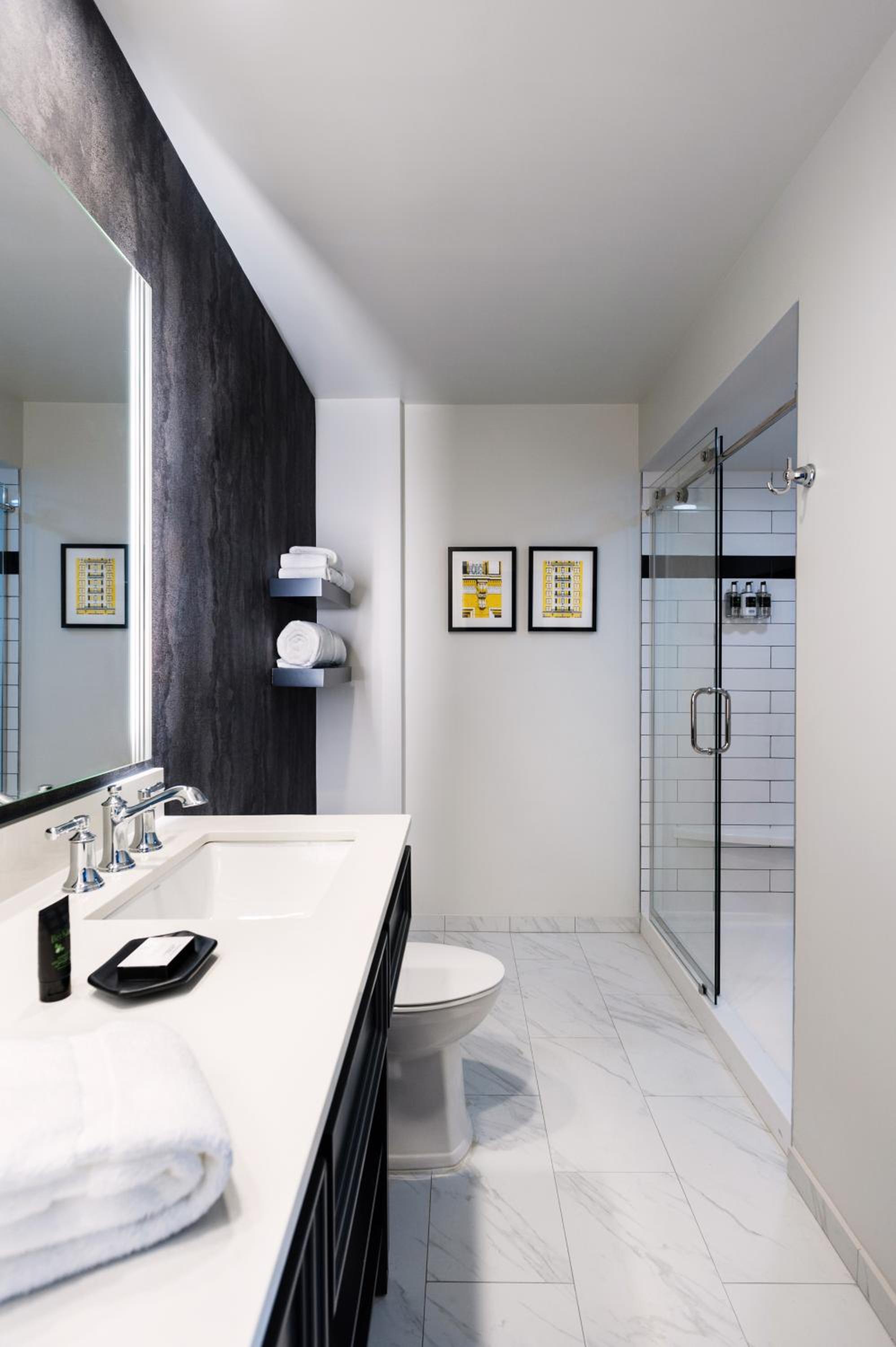 Roomy King Suite - Photo 5
