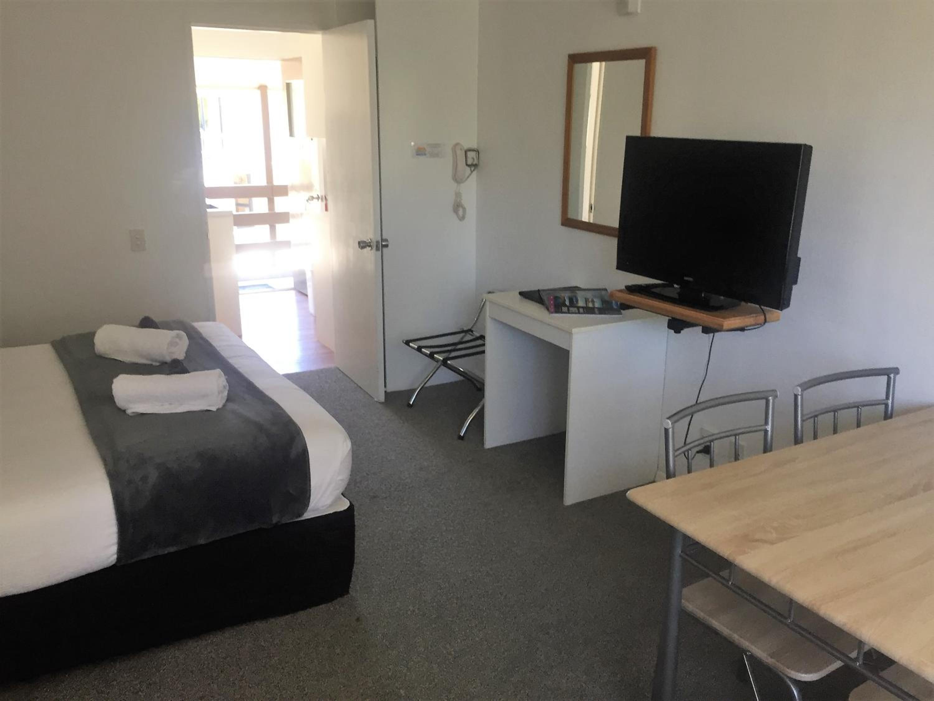 One-Bedroom Studio - Photo 3