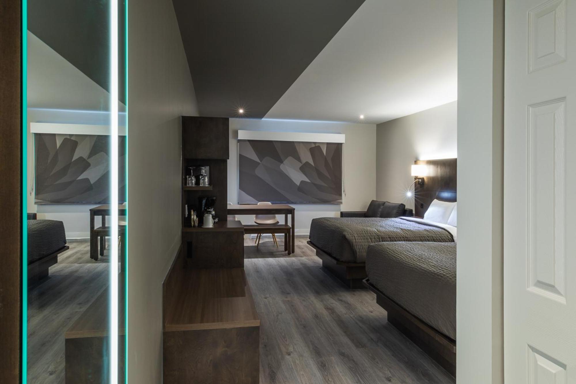 Deluxe Queen Room with Two Queen Beds photo 3