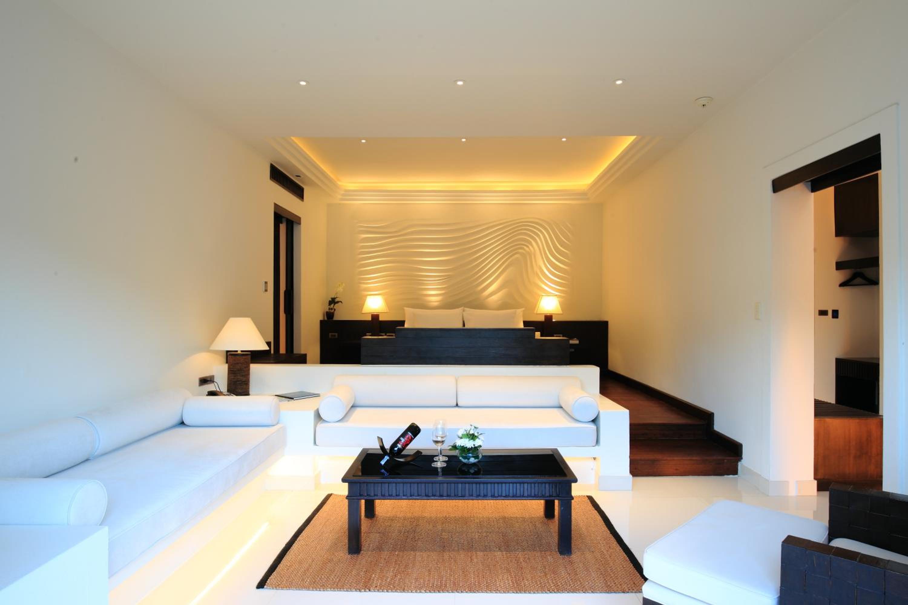 Grand Pool Suite with partial Seaview