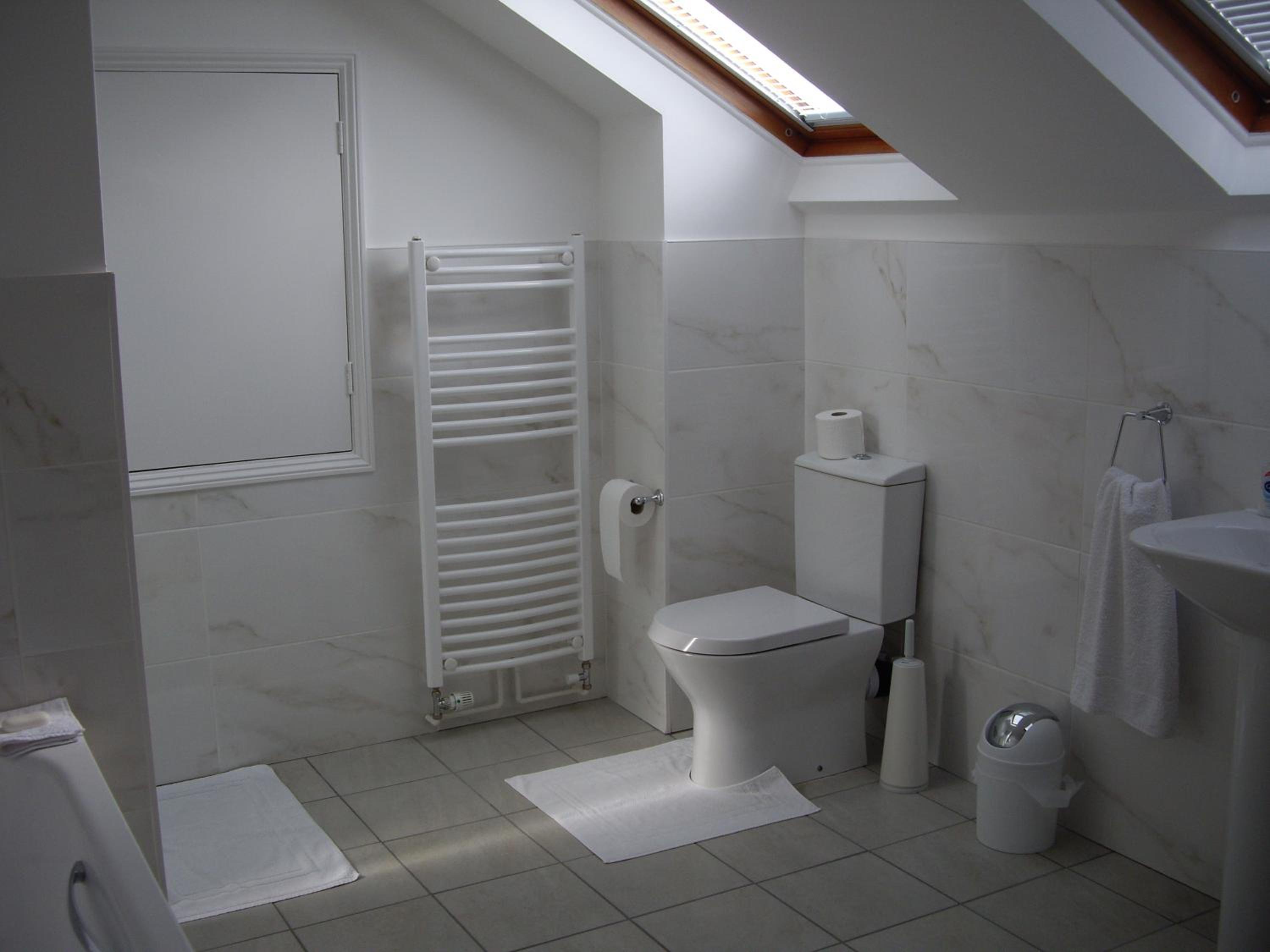 Double or Twin Room - Photo 4