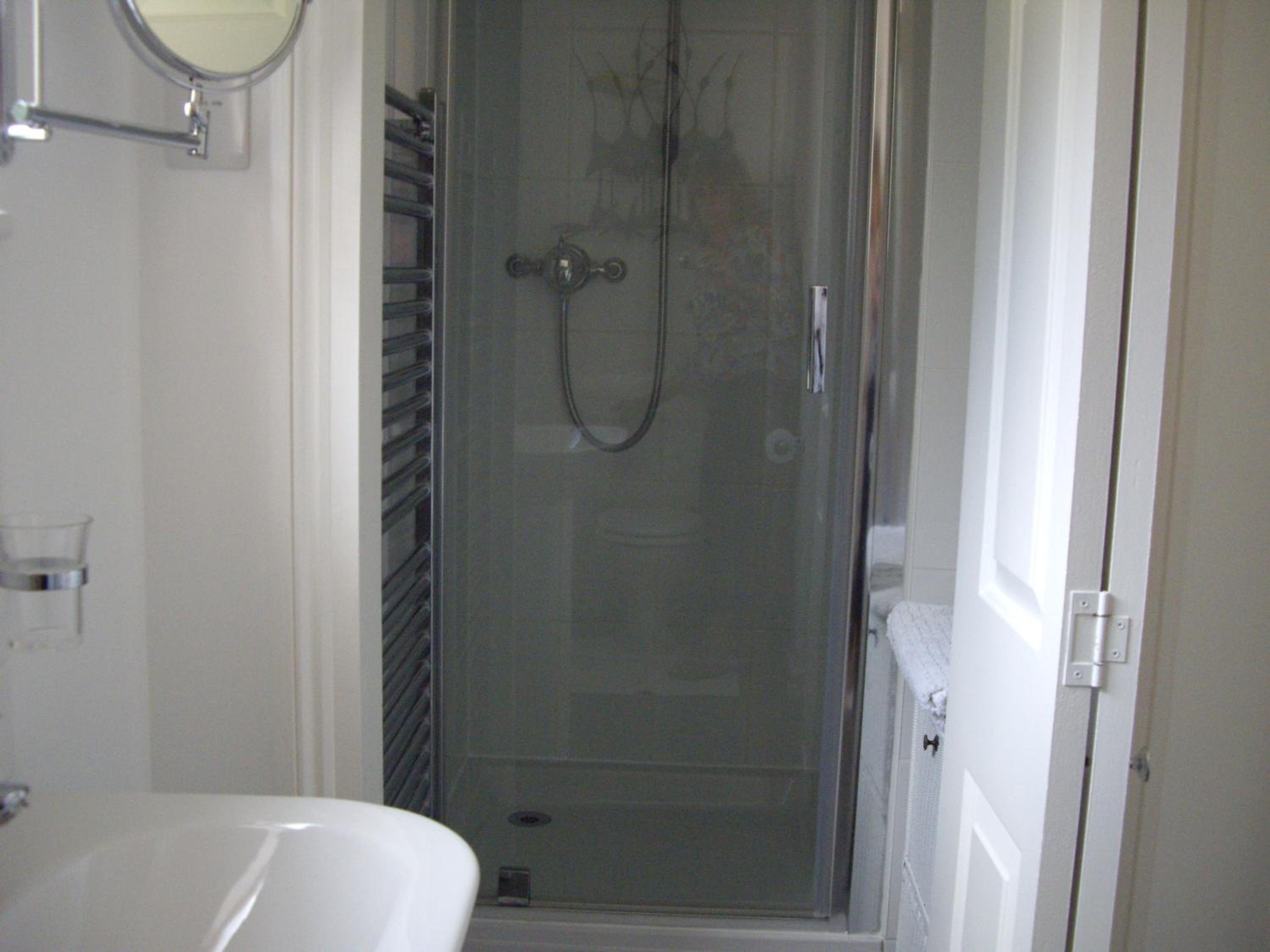 Double or Twin Room - Ground Floor - Photo 8