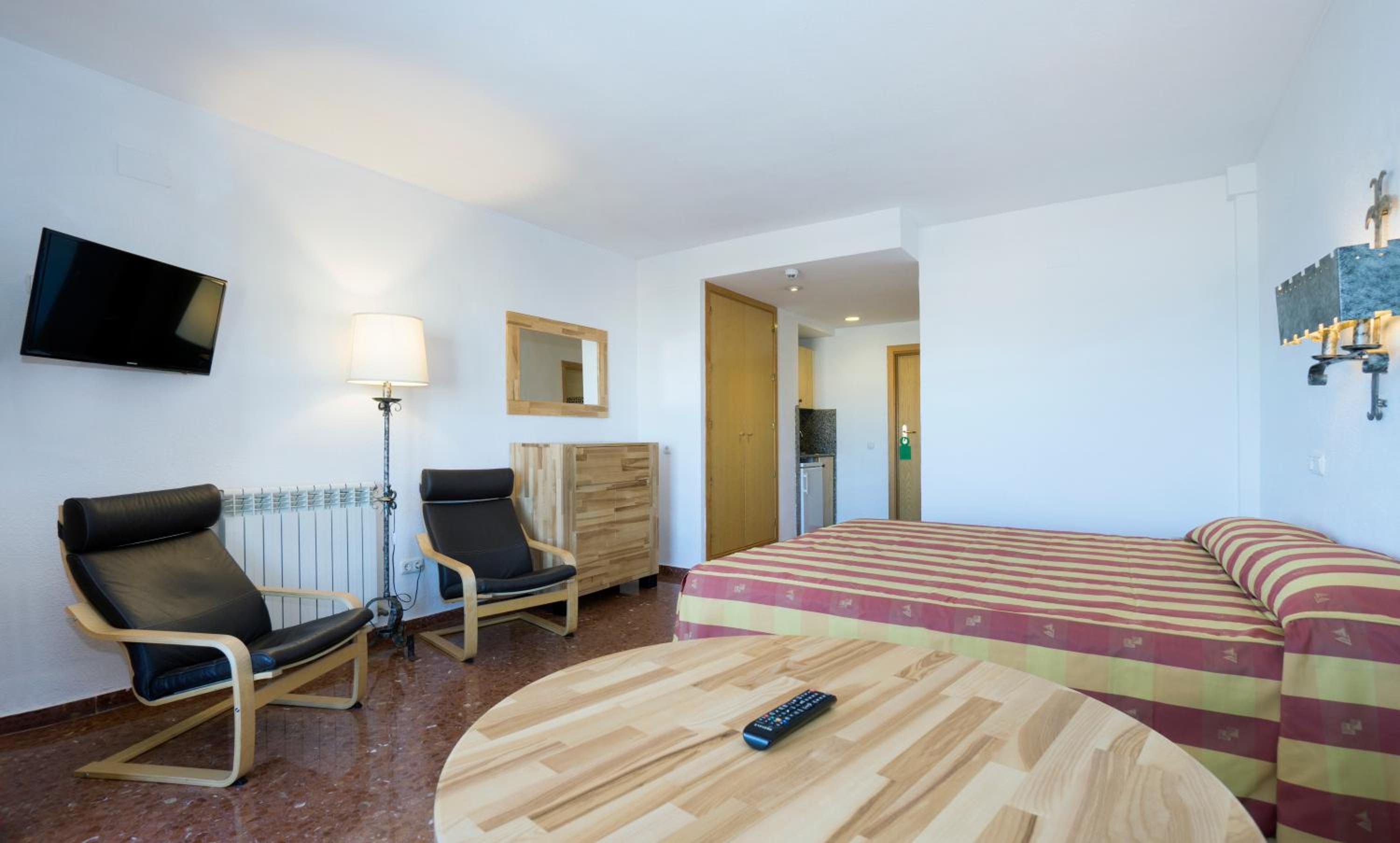Studio with Side Sea View (2 Adults + 1 Child) - Photo 3
