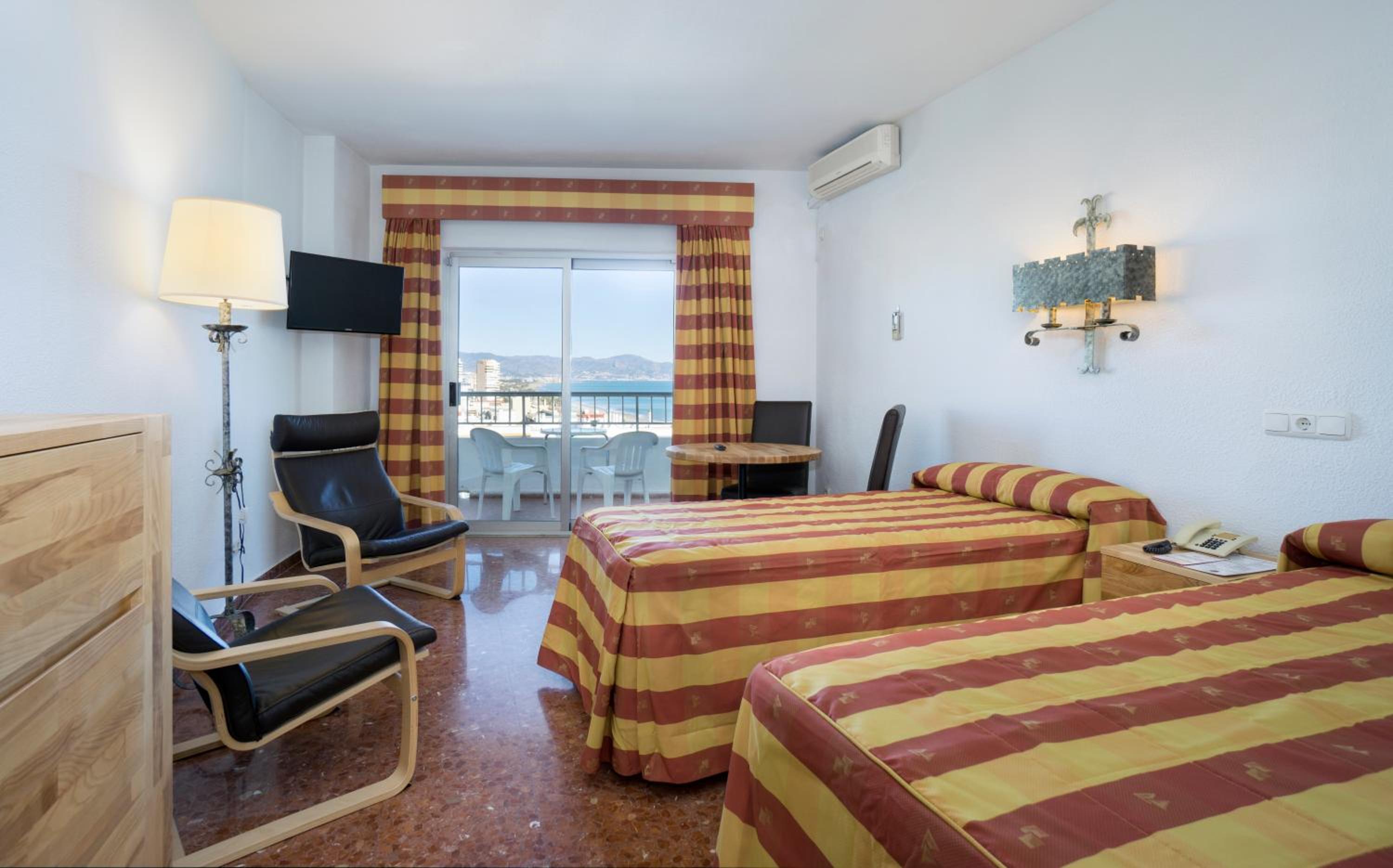 Studio with Side Sea View (2 Adults + 1 Child) - Photo 14