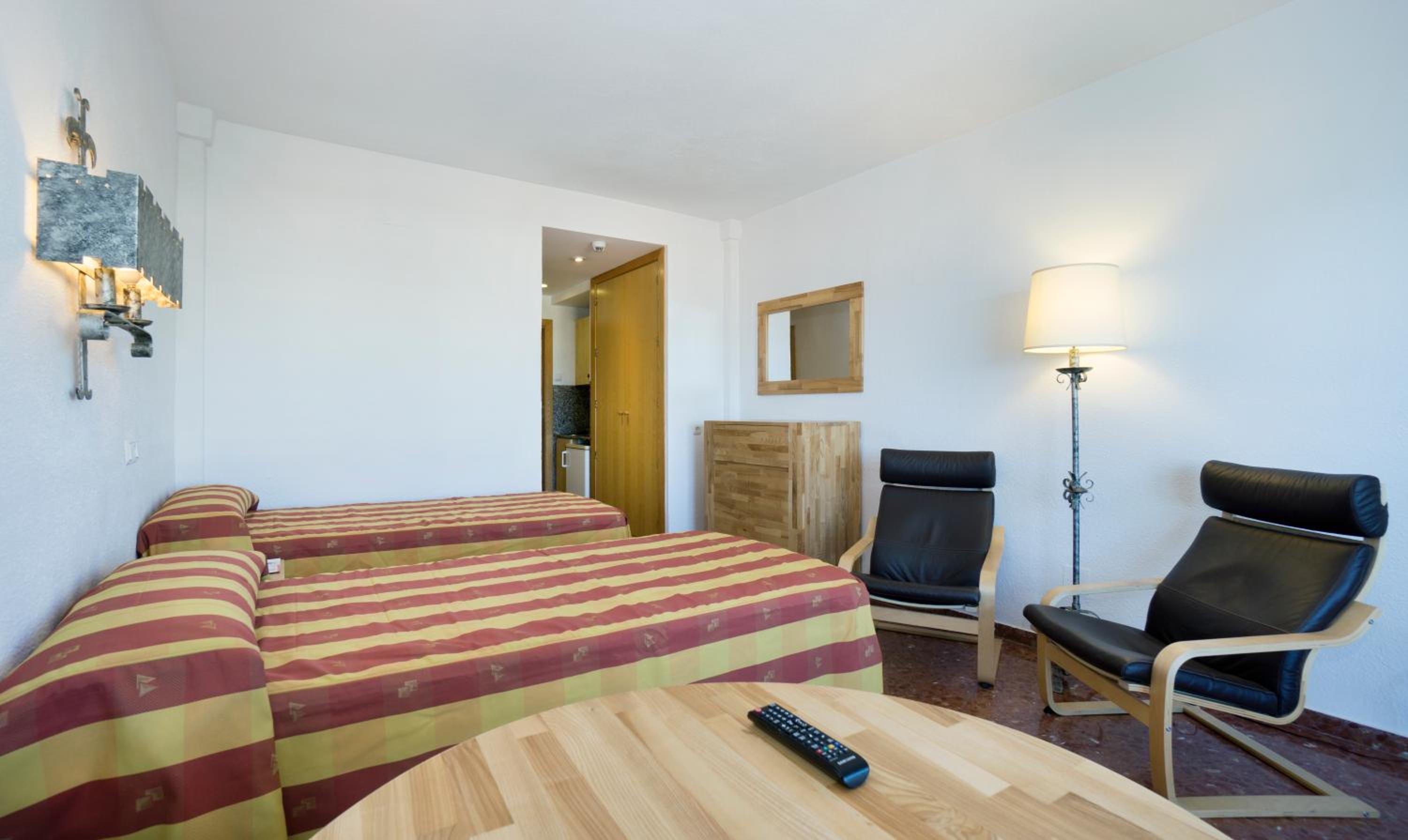 Studio with Side Sea View (2 Adults + 1 Child) - Photo 2