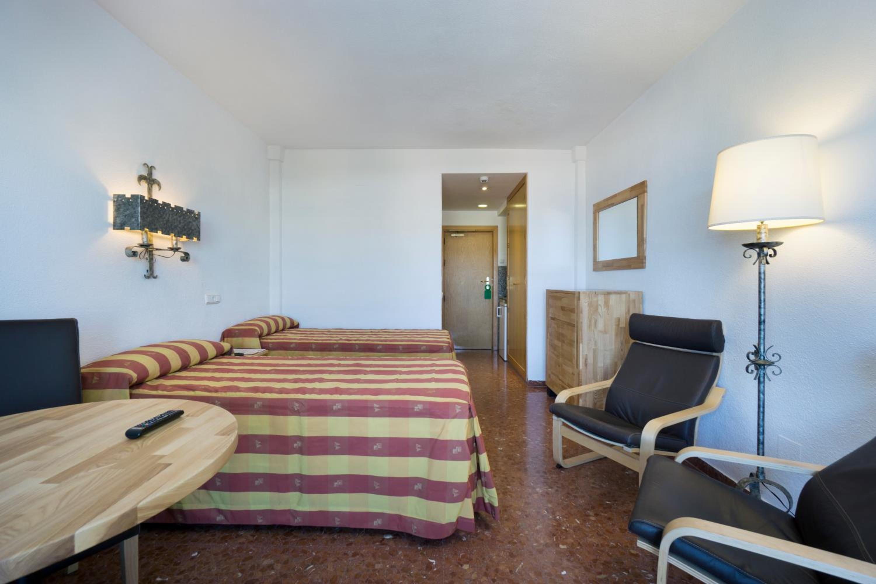 Studio with Side Sea View (2 Adults + 1 Child) - Photo 12