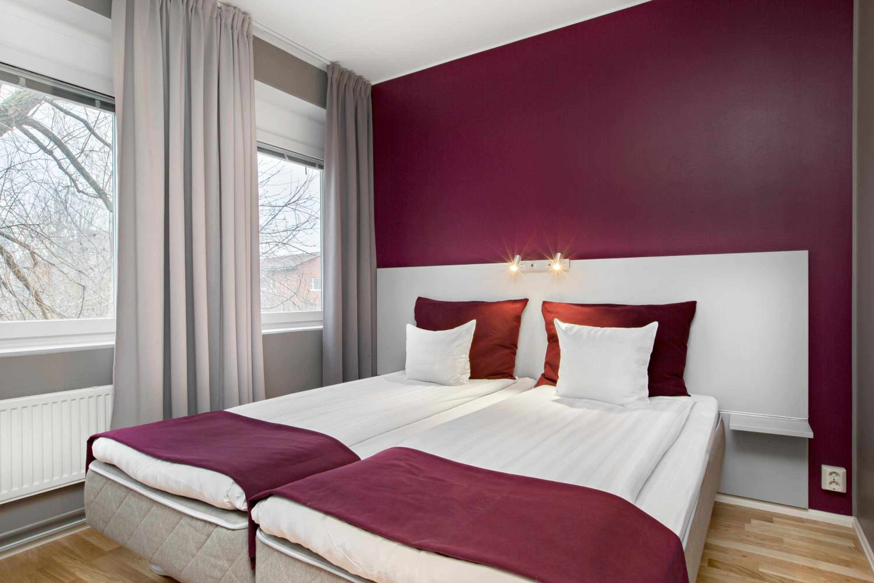 Standard Twin Room with Walk-In Shower - Disability Access - Photo 1