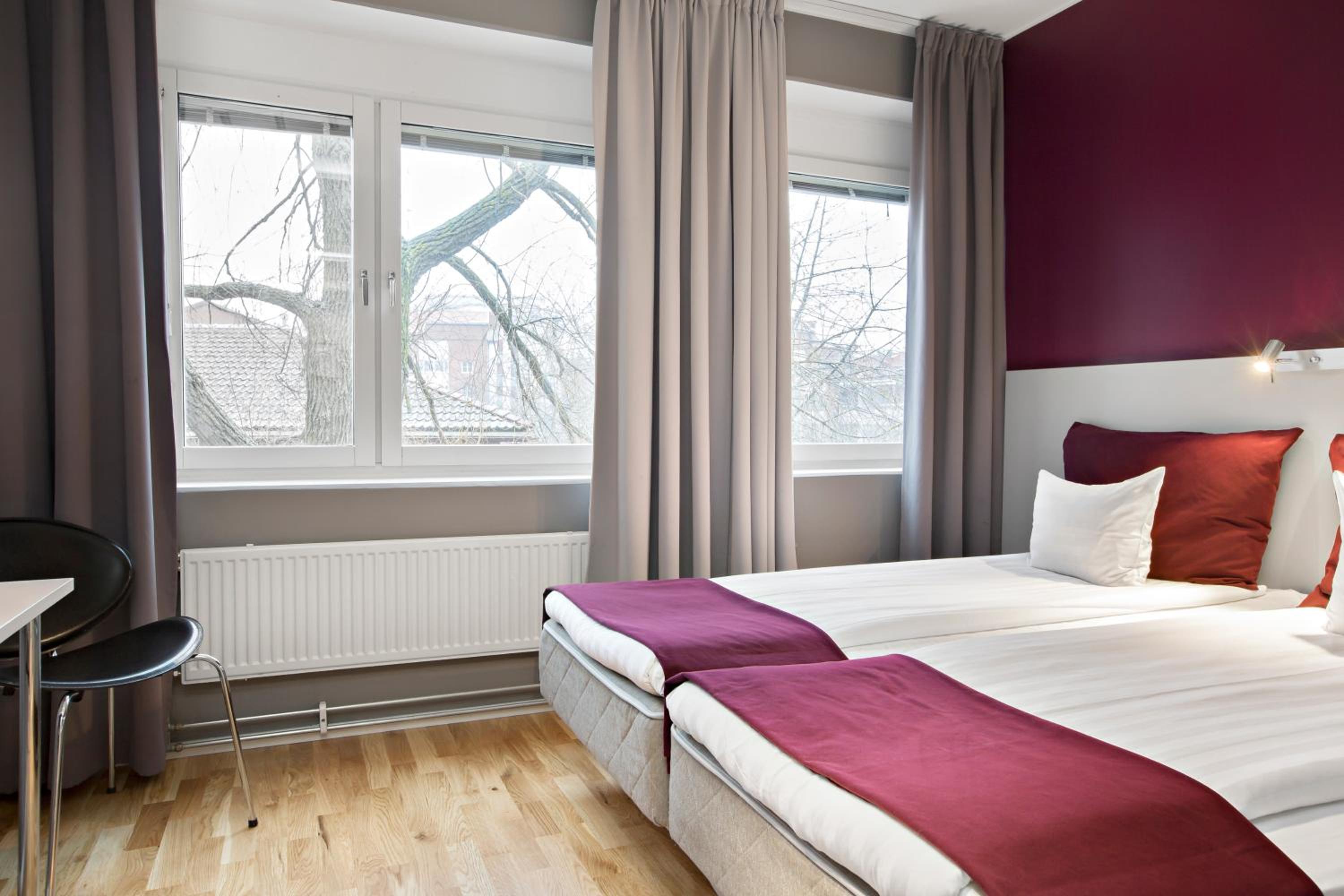 Standard Twin Room with Walk-In Shower - Disability Access - Photo 2