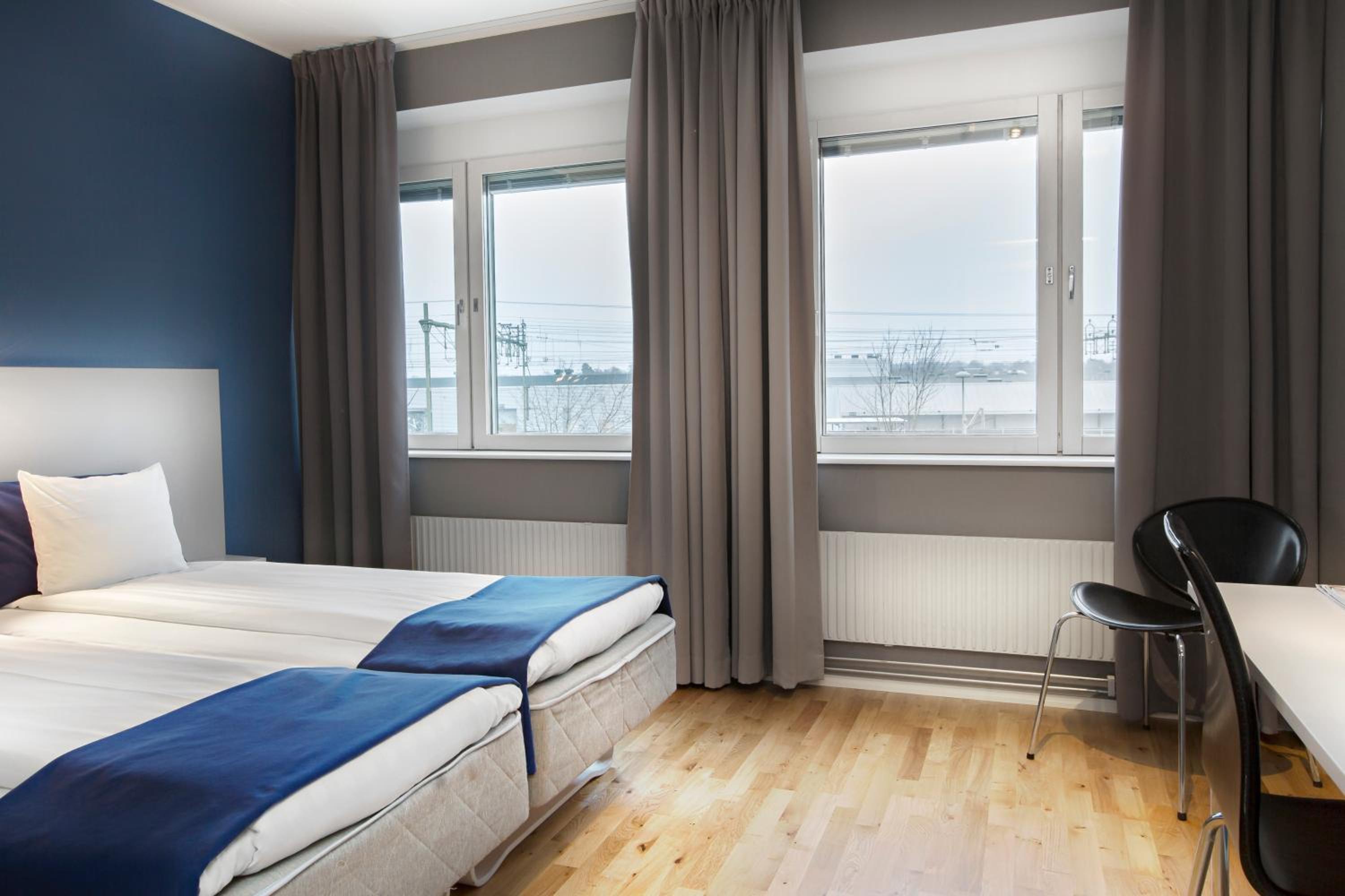 Standard Twin Room - Photo 9
