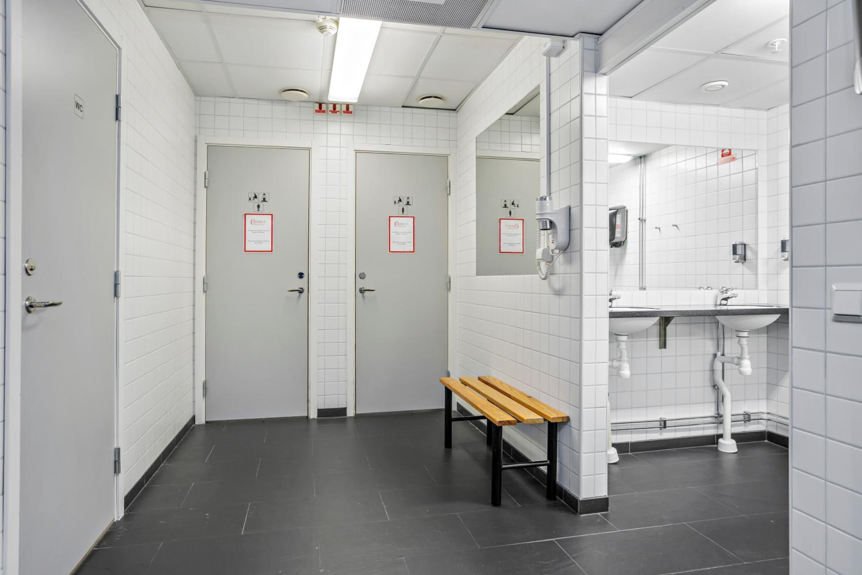 Twin Room with Shared Bathroom - No Window - Photo 6