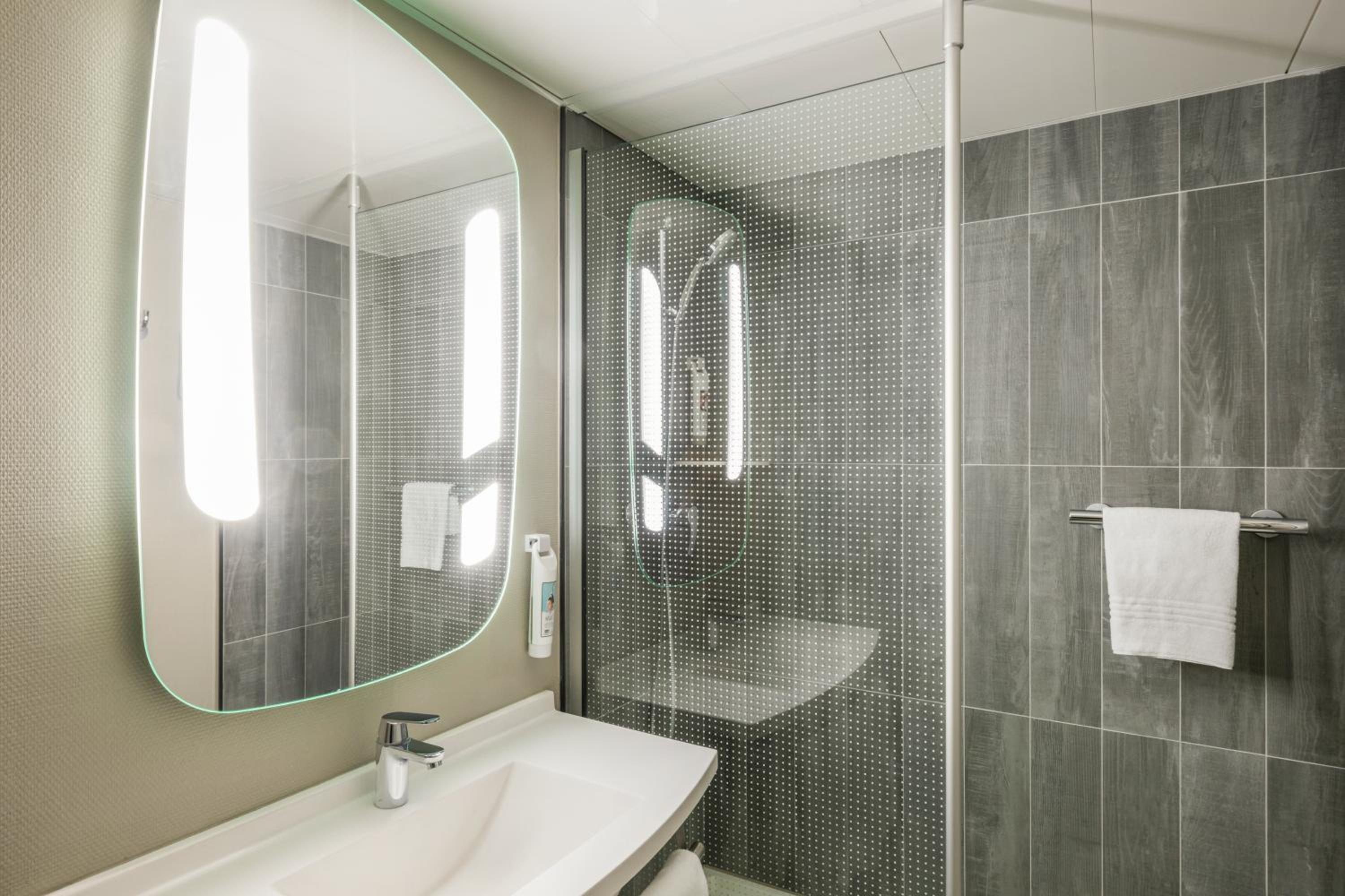 Standard Twin Room - Photo 3