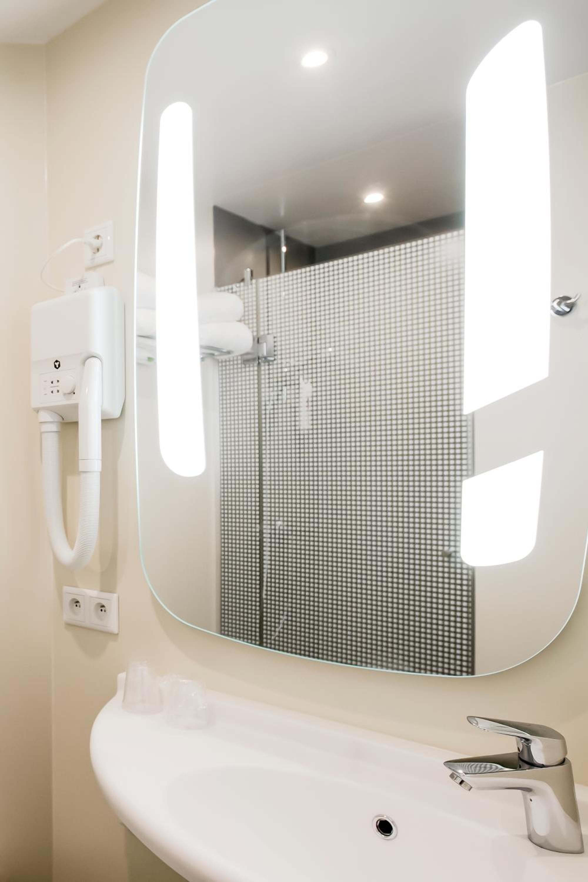 Standard Double Room - Photo 10