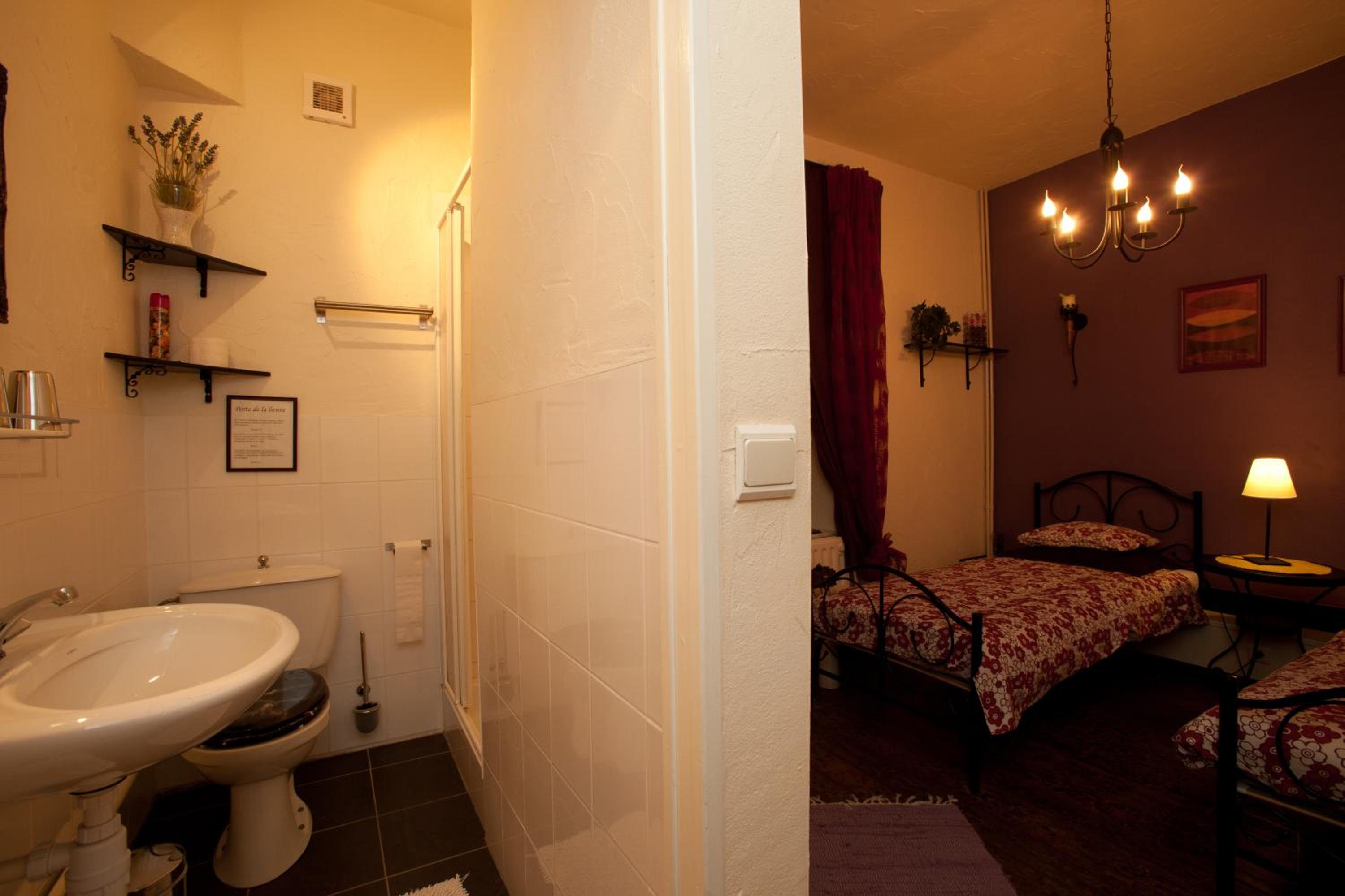 Small Twin Room with 2 Twin Beds photo 2