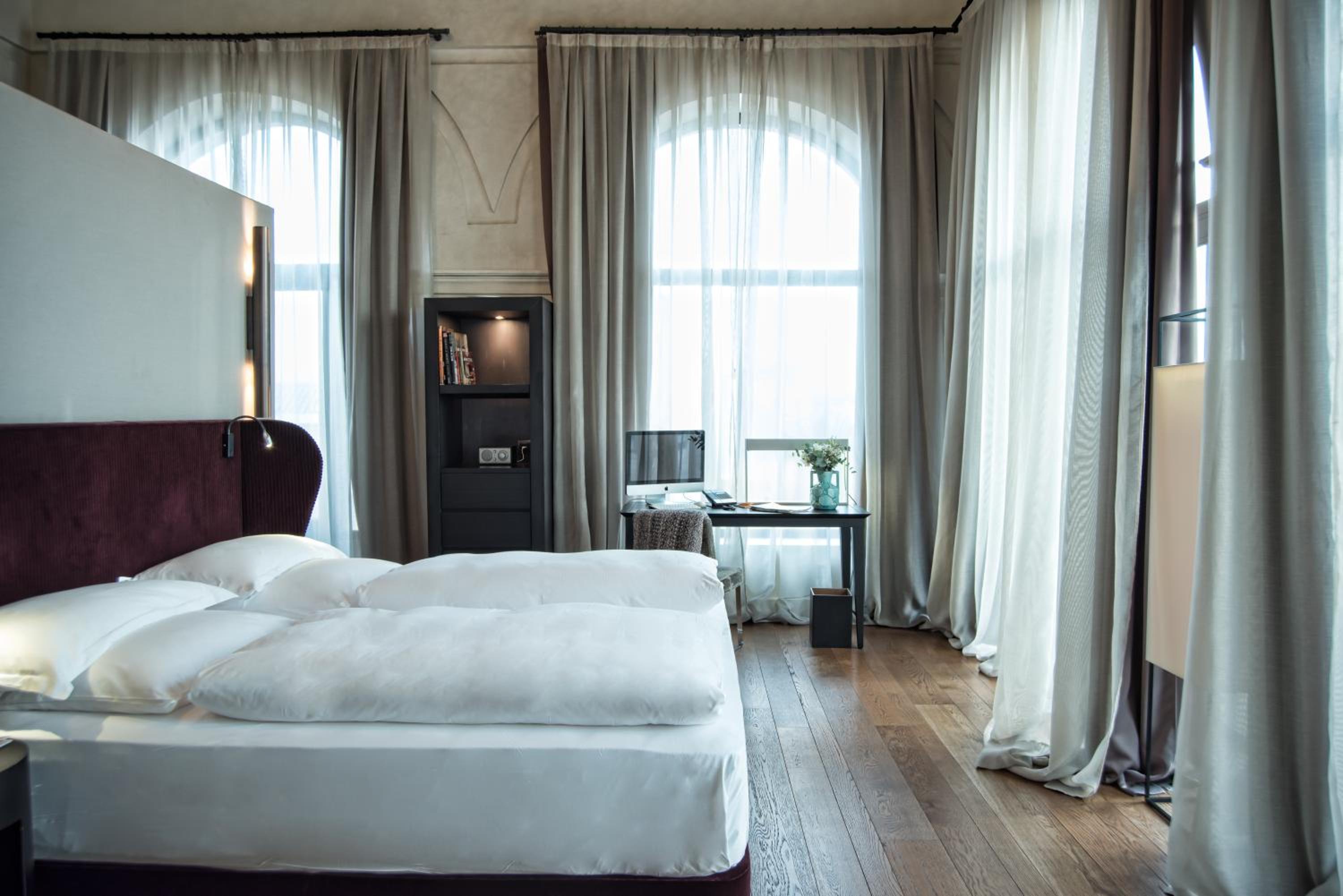 Suite - Photo 25