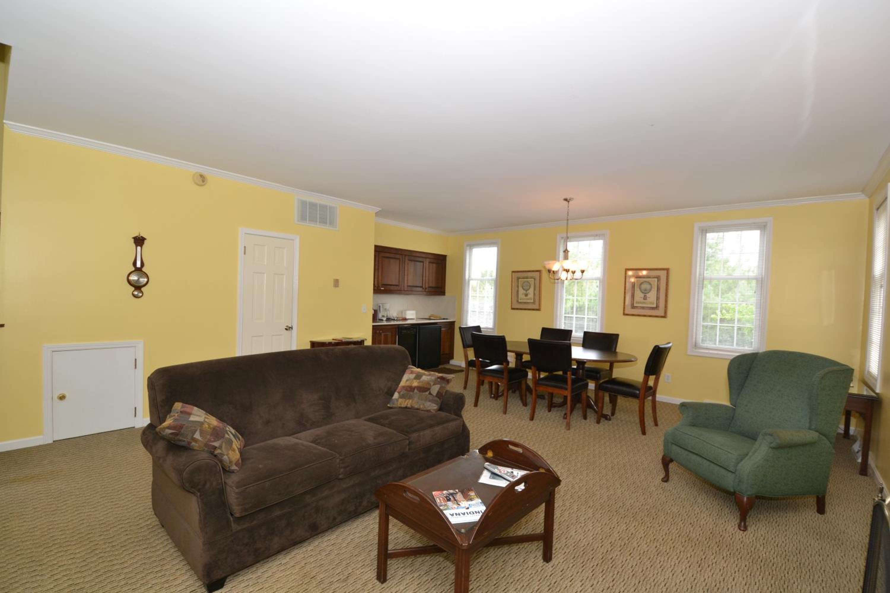 Standard Suite - Photo 2