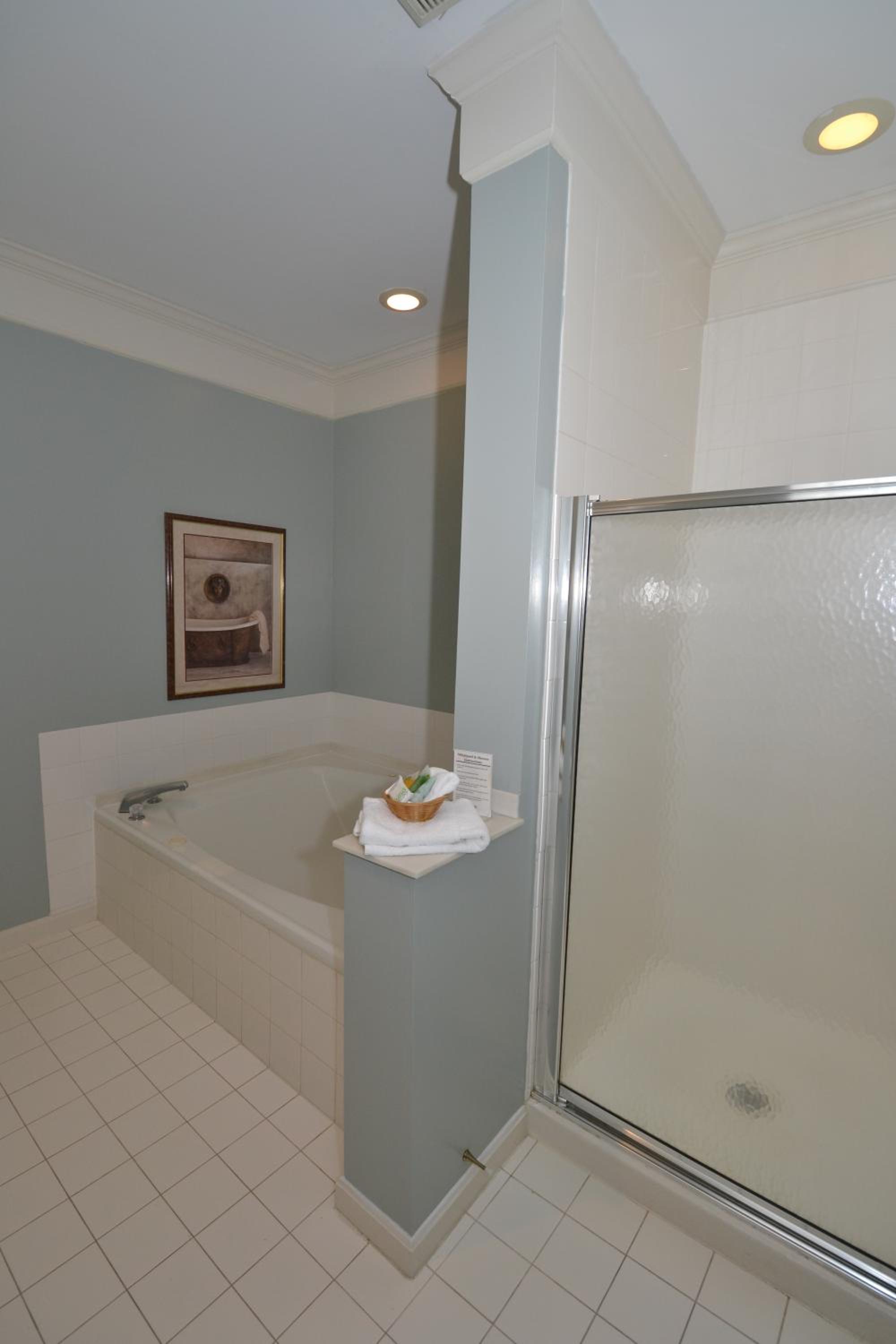 Queen Suite - Photo 18