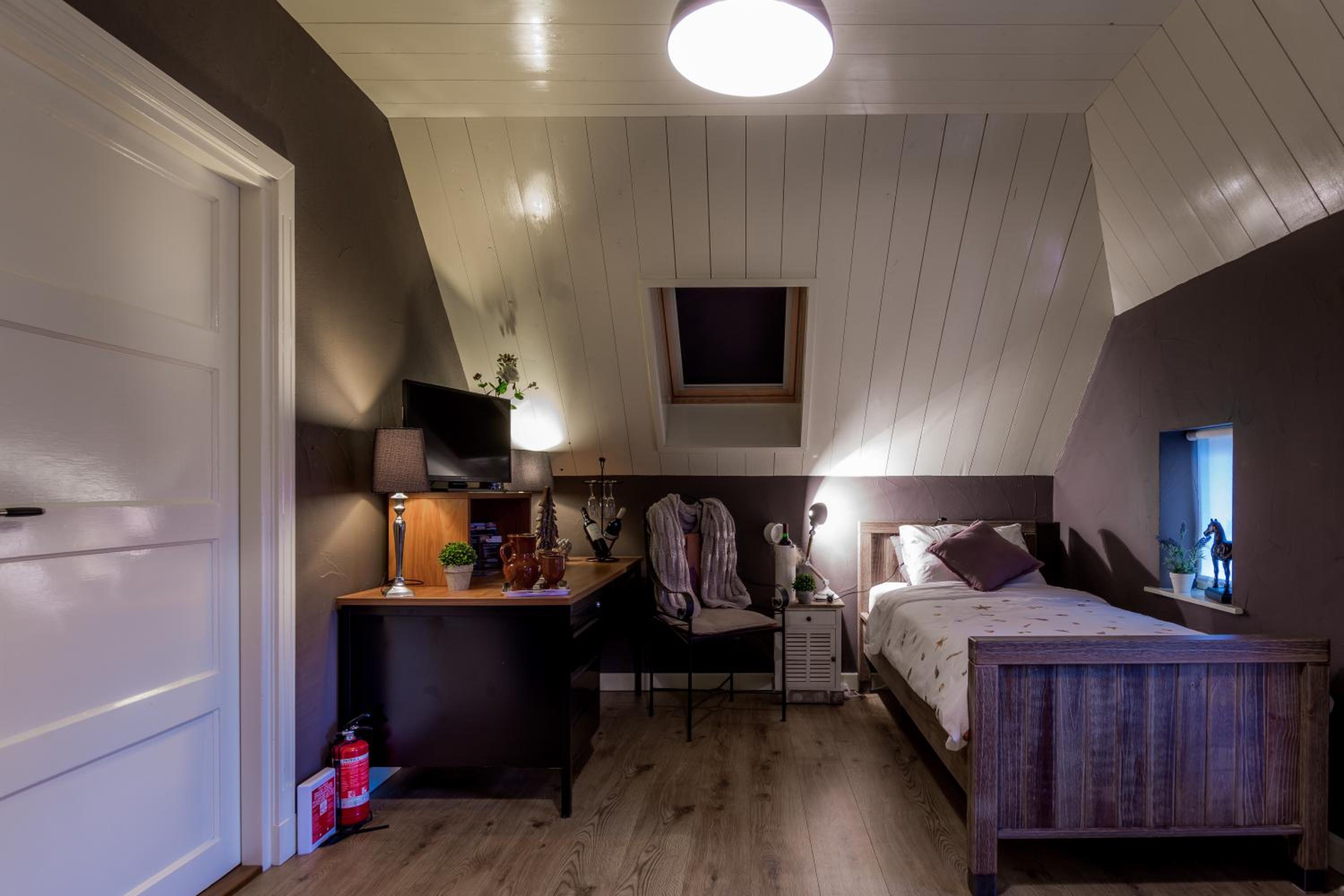 Large Twin Room - Photo 9