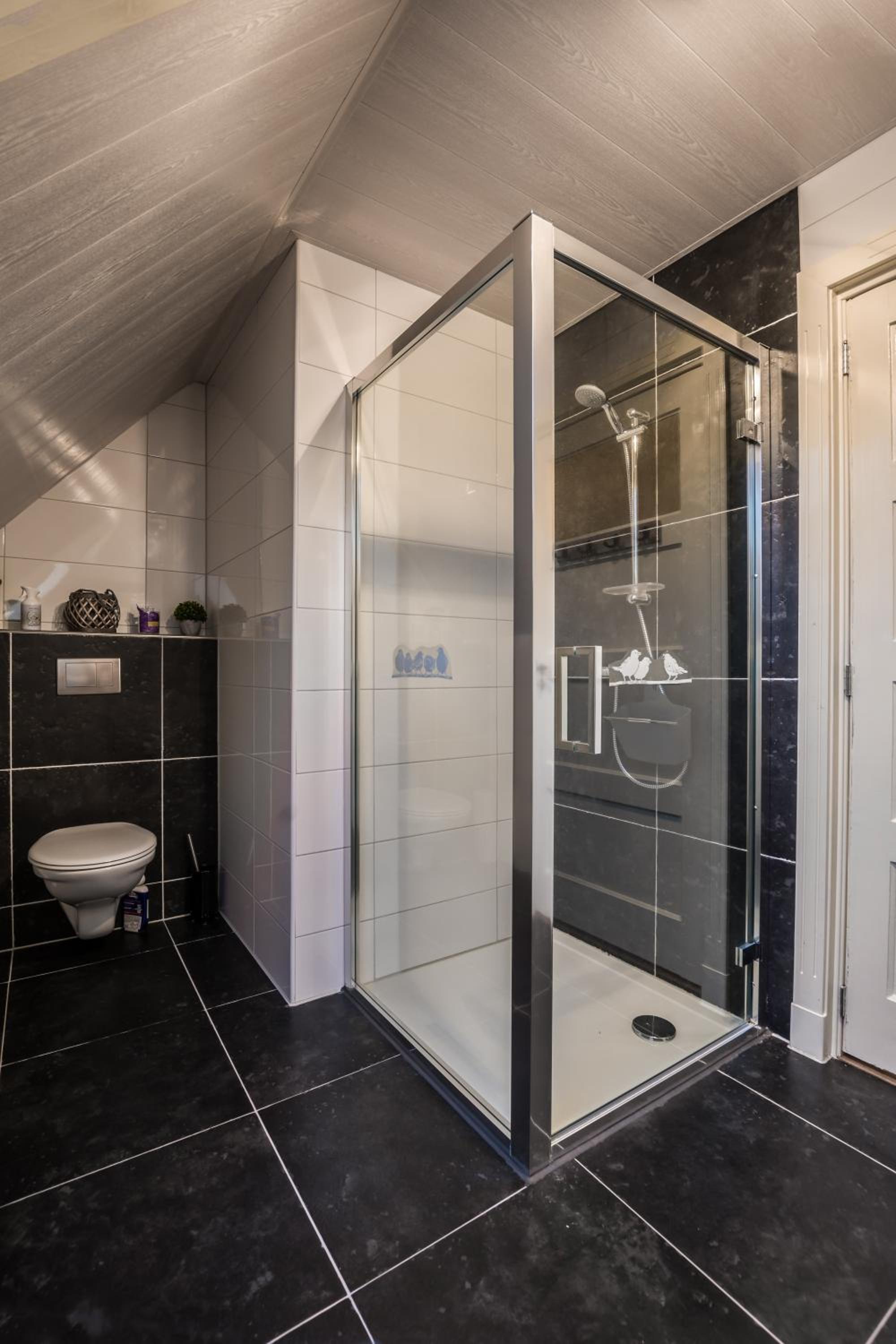 Large Double Room - Photo 6