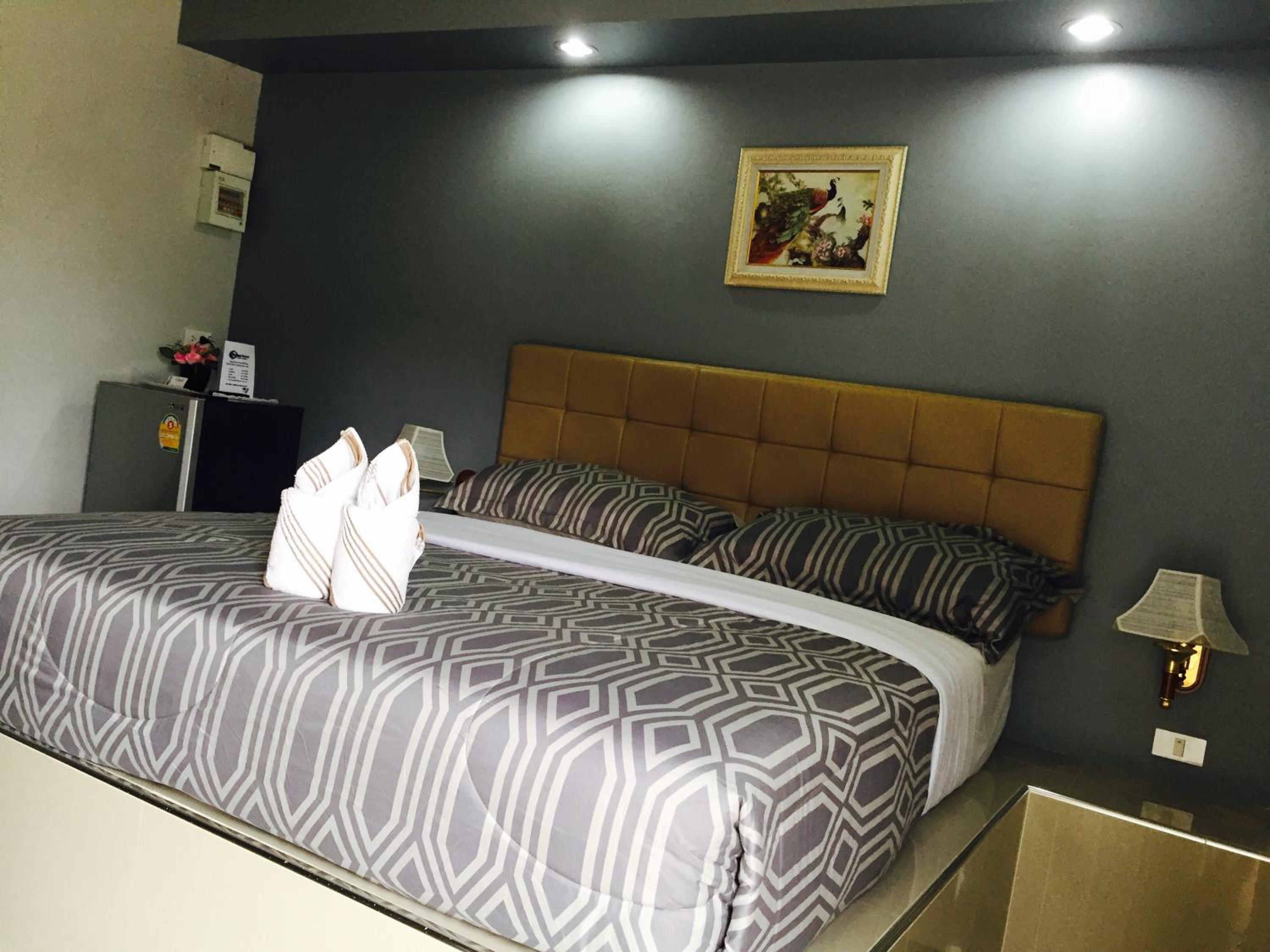 Standard King Room - Photo 8