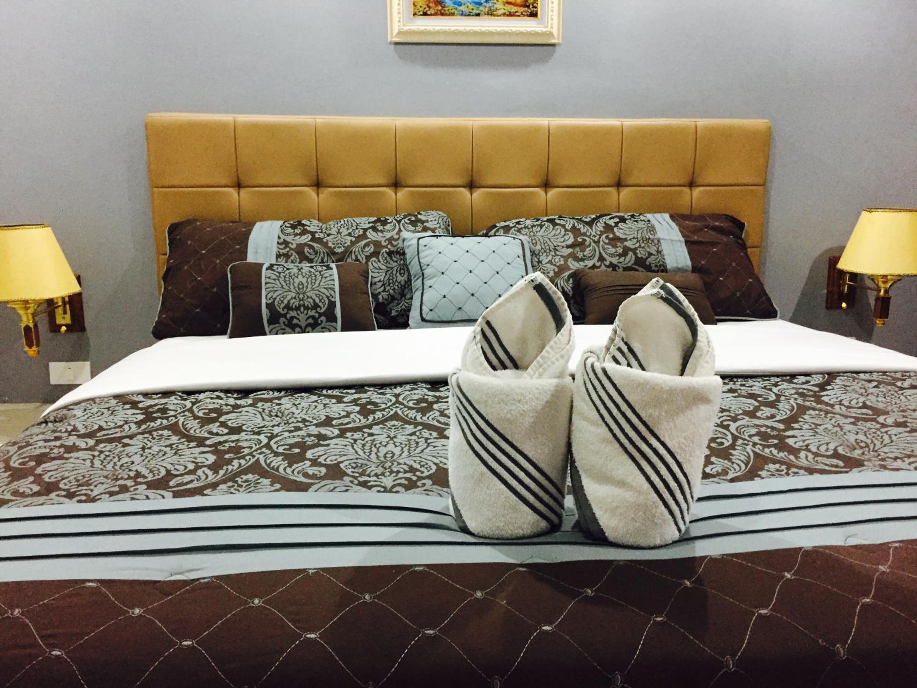 Standard King Room - Photo 10
