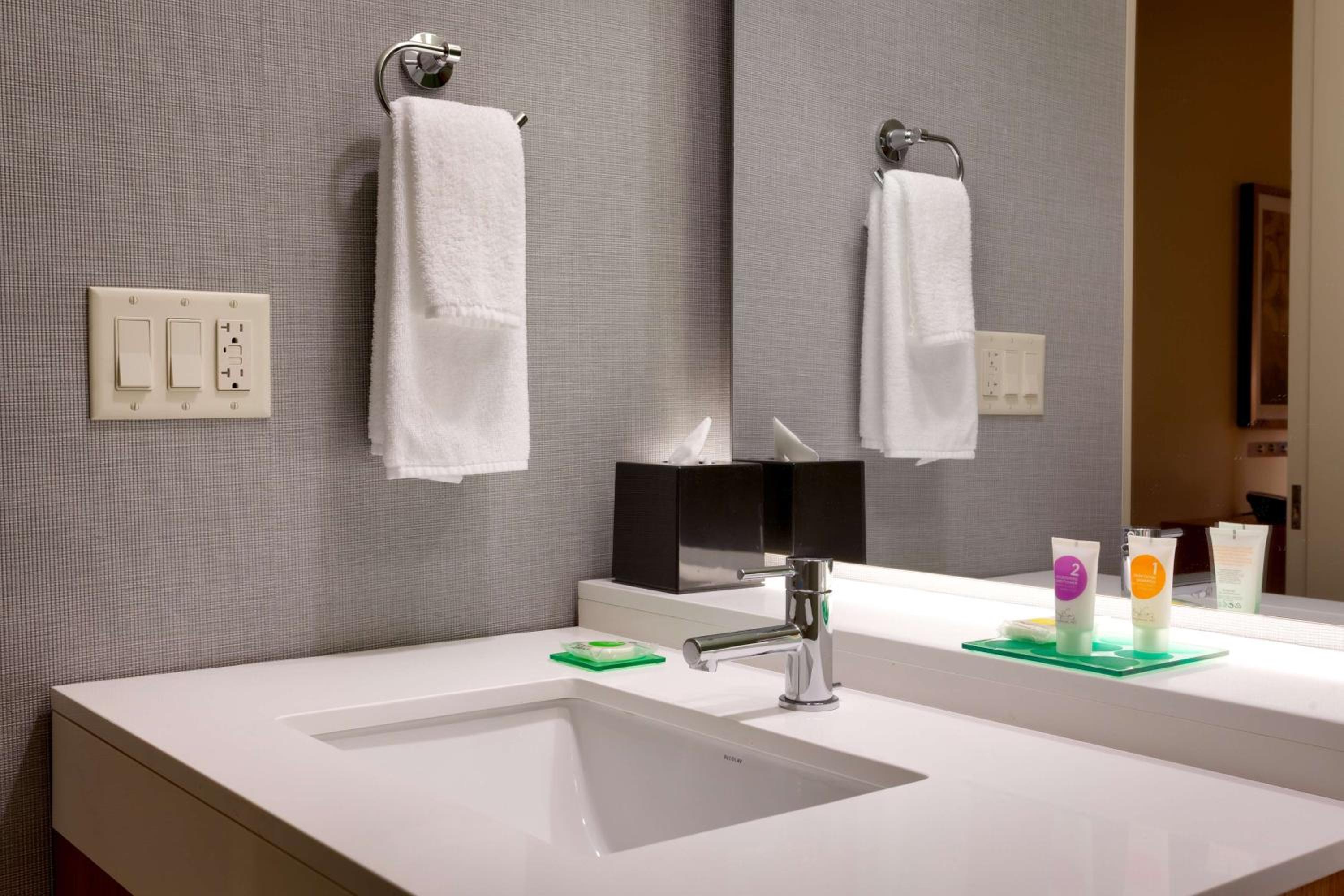 Queen Room with Two Queen Beds and Accessible Tub - Disability Access photo 3