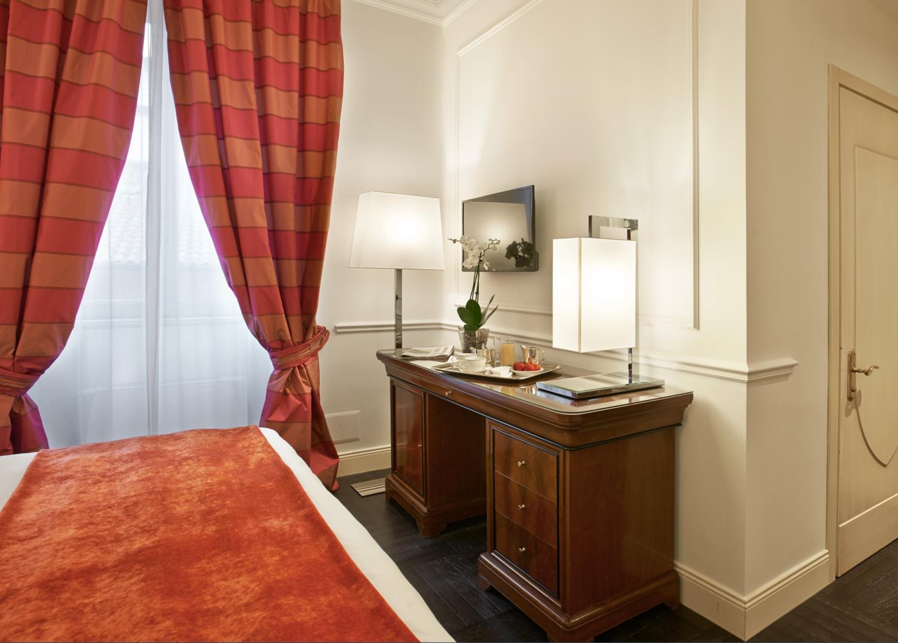 Standard Double Room thumbnail 6