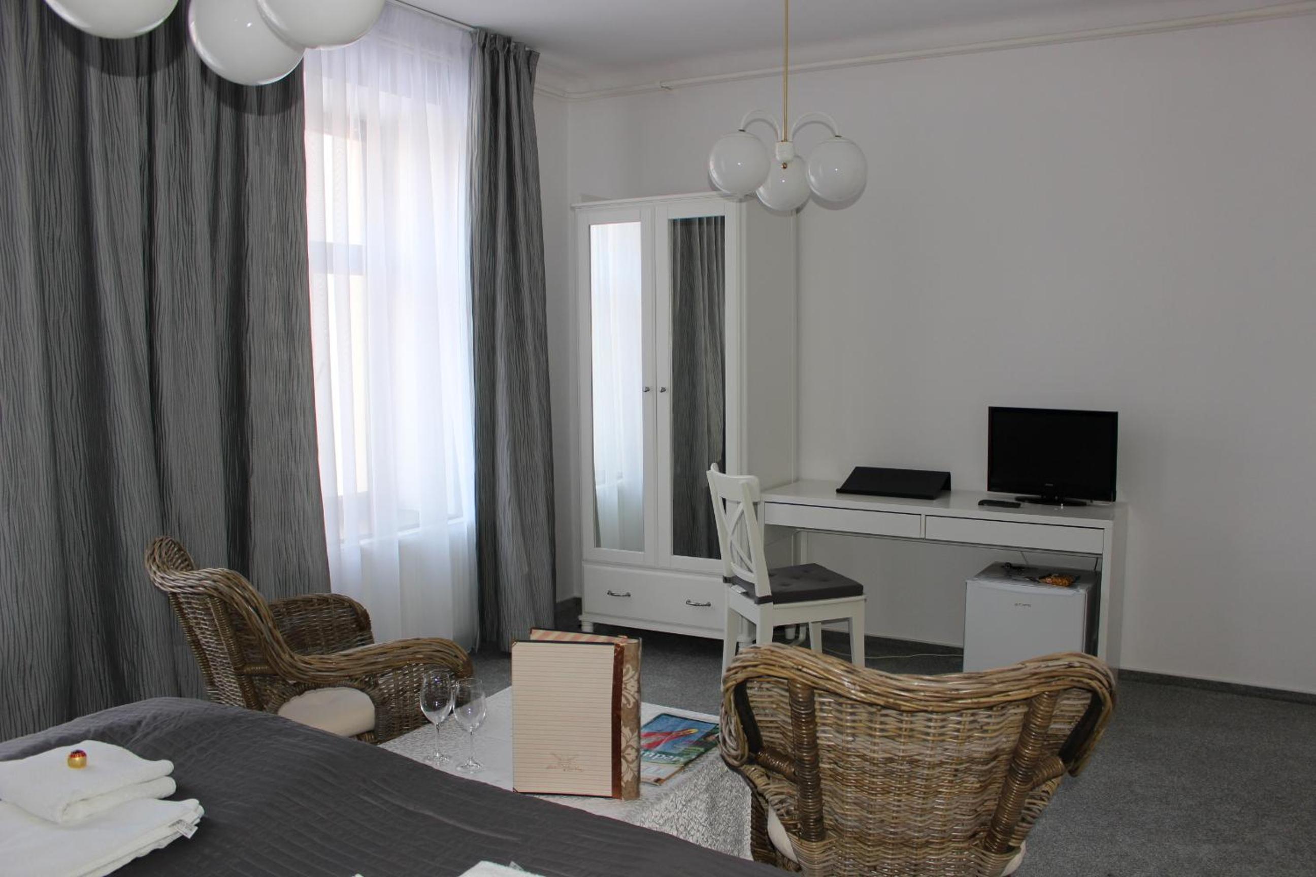 Standard Double Room - Photo 12