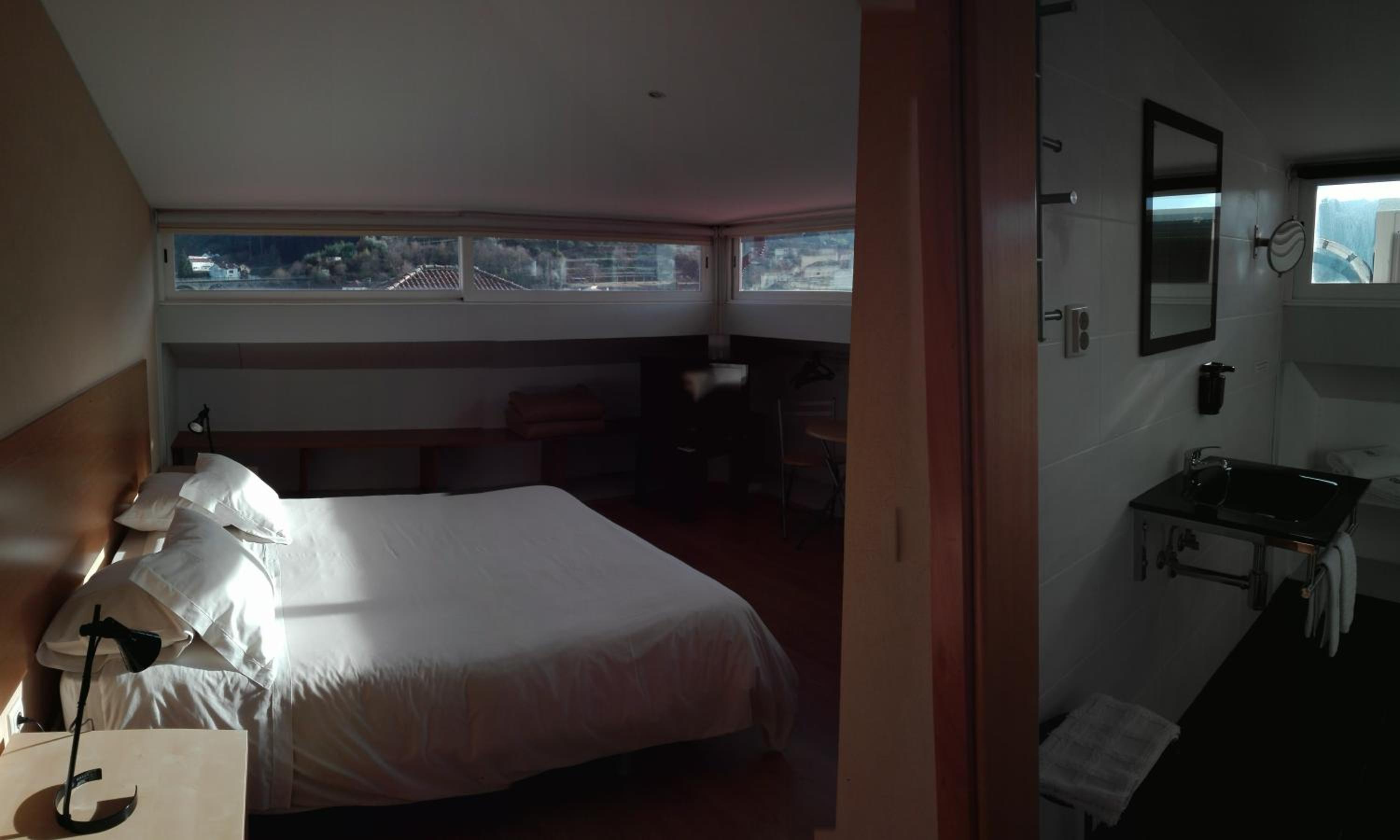Double Room with Private Bathroom - Photo 16