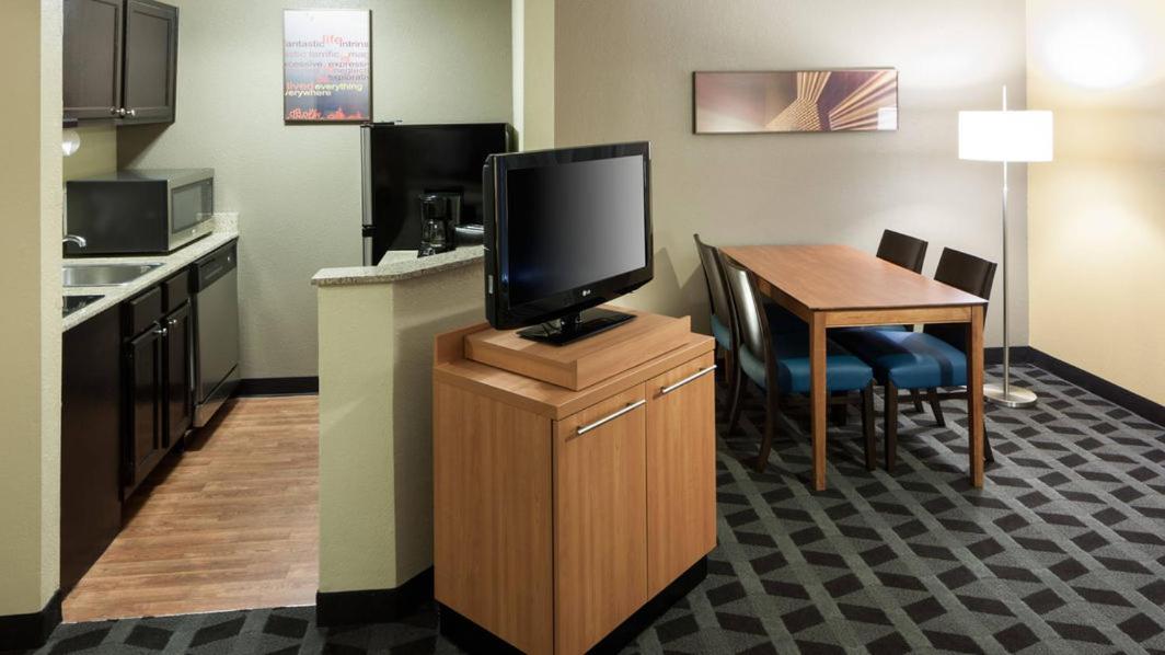 Two-Bedroom Suite - Photo 9