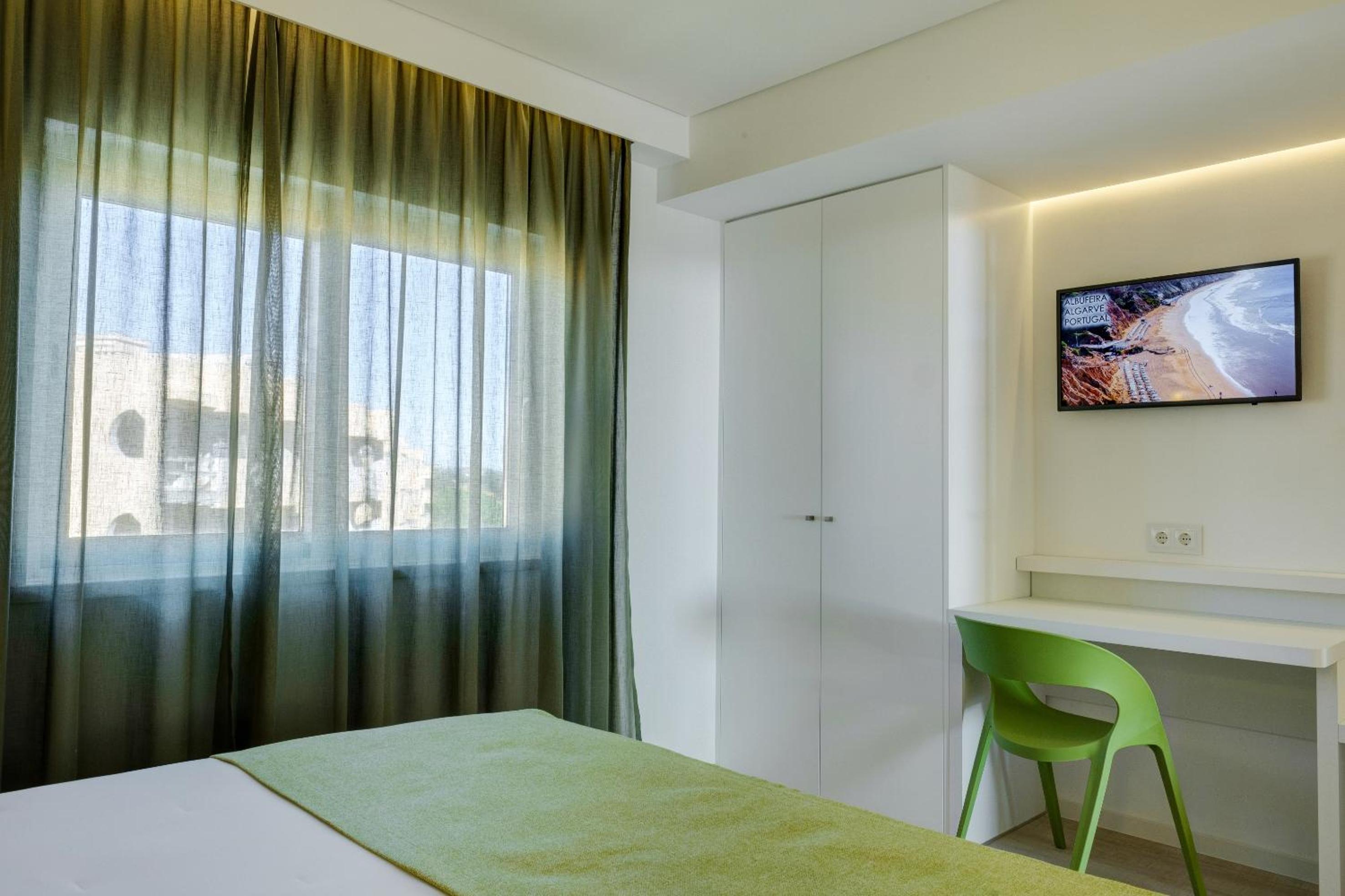 Deluxe One-Bedroom Apartment photo 2