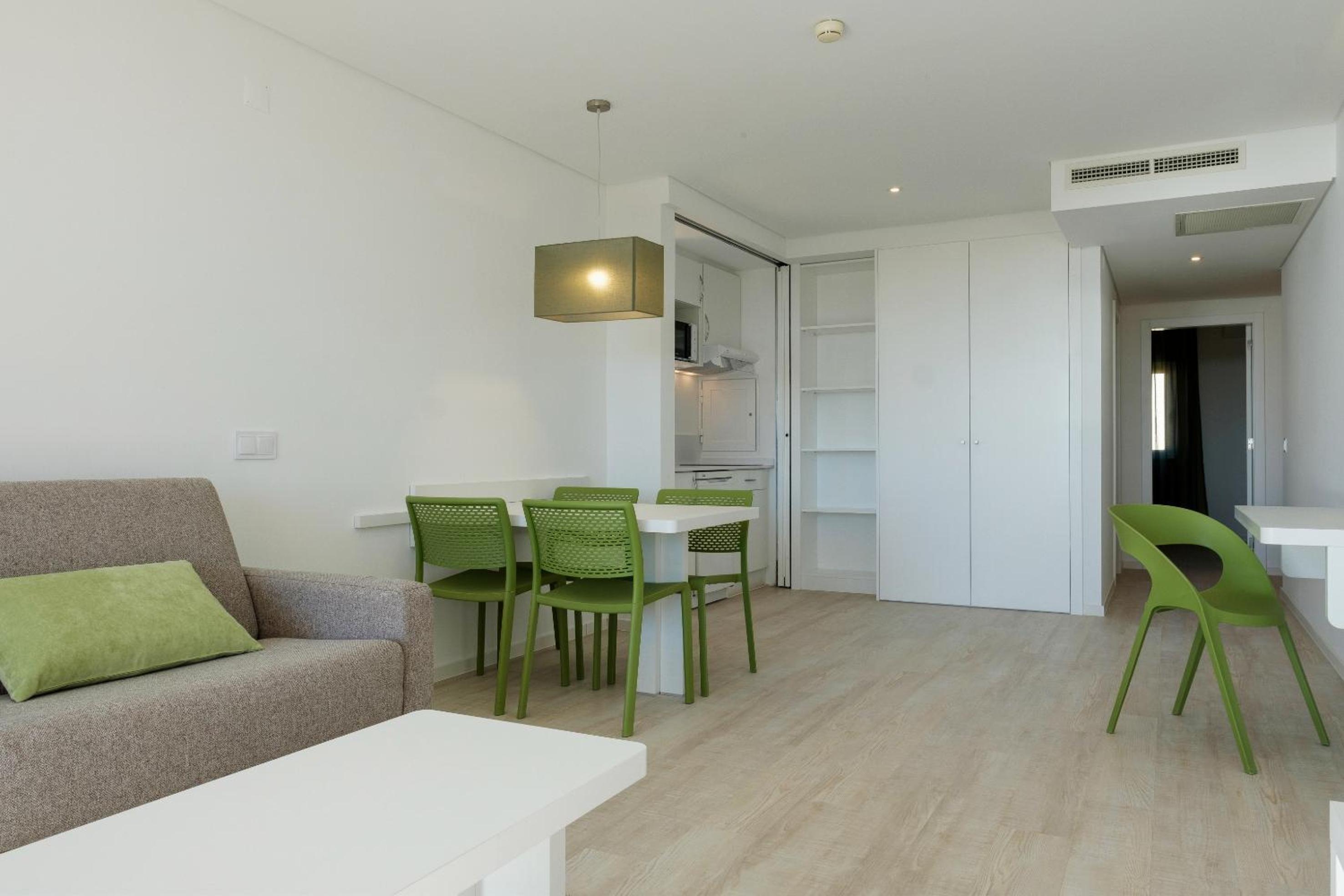 Deluxe One-Bedroom Apartment with Sea View  photo 3