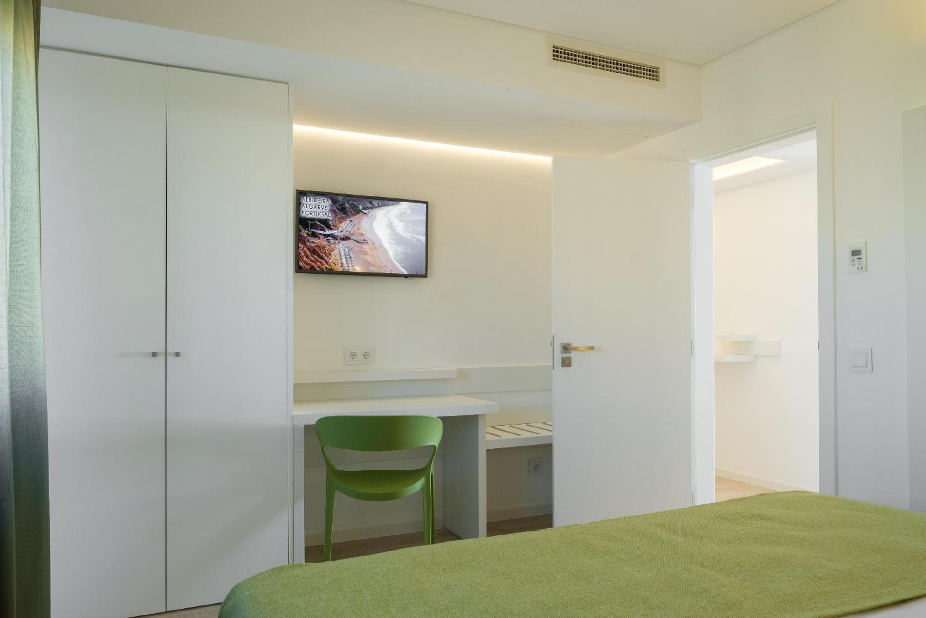 Deluxe One-Bedroom Apartment with Sea View  photo 2