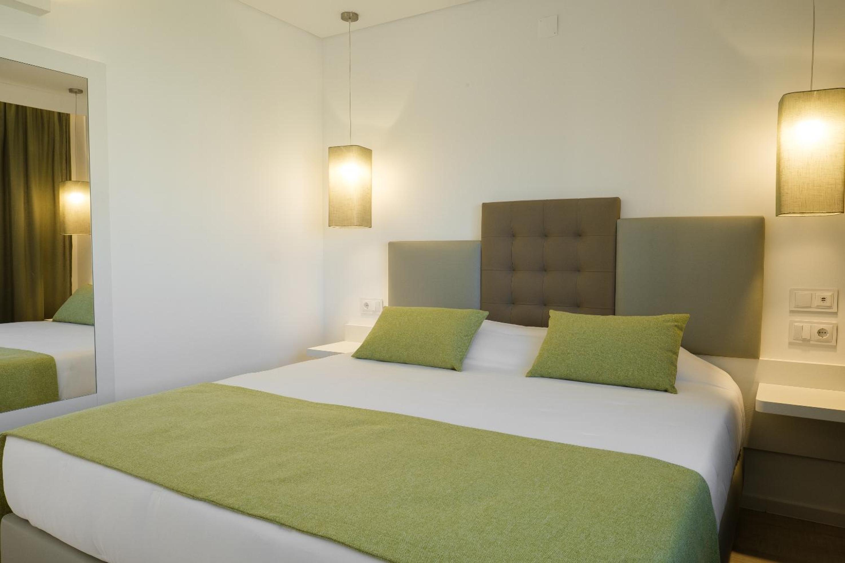 Deluxe One-Bedroom Apartment with Sea View 
