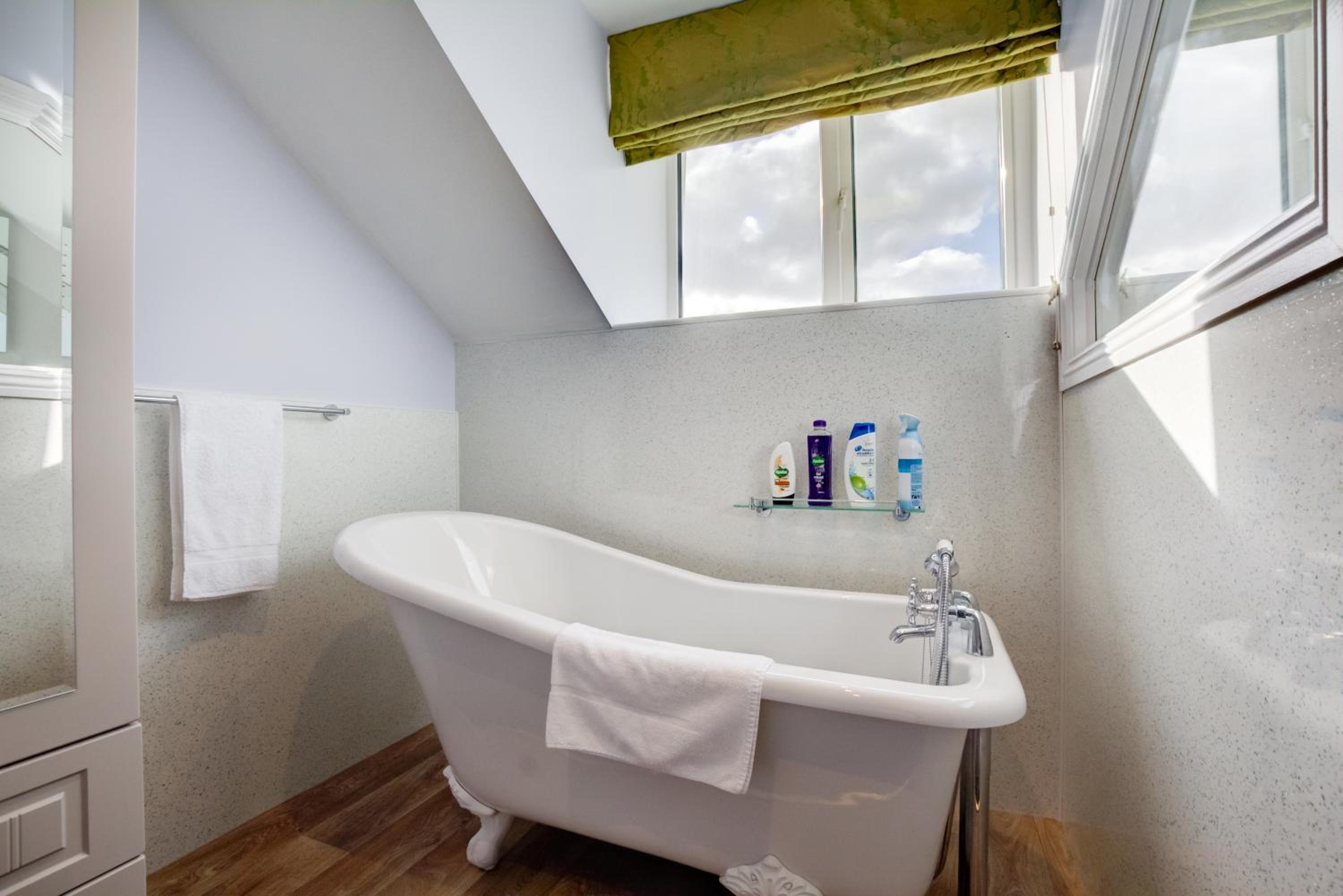 Single Room with Bath photo 3