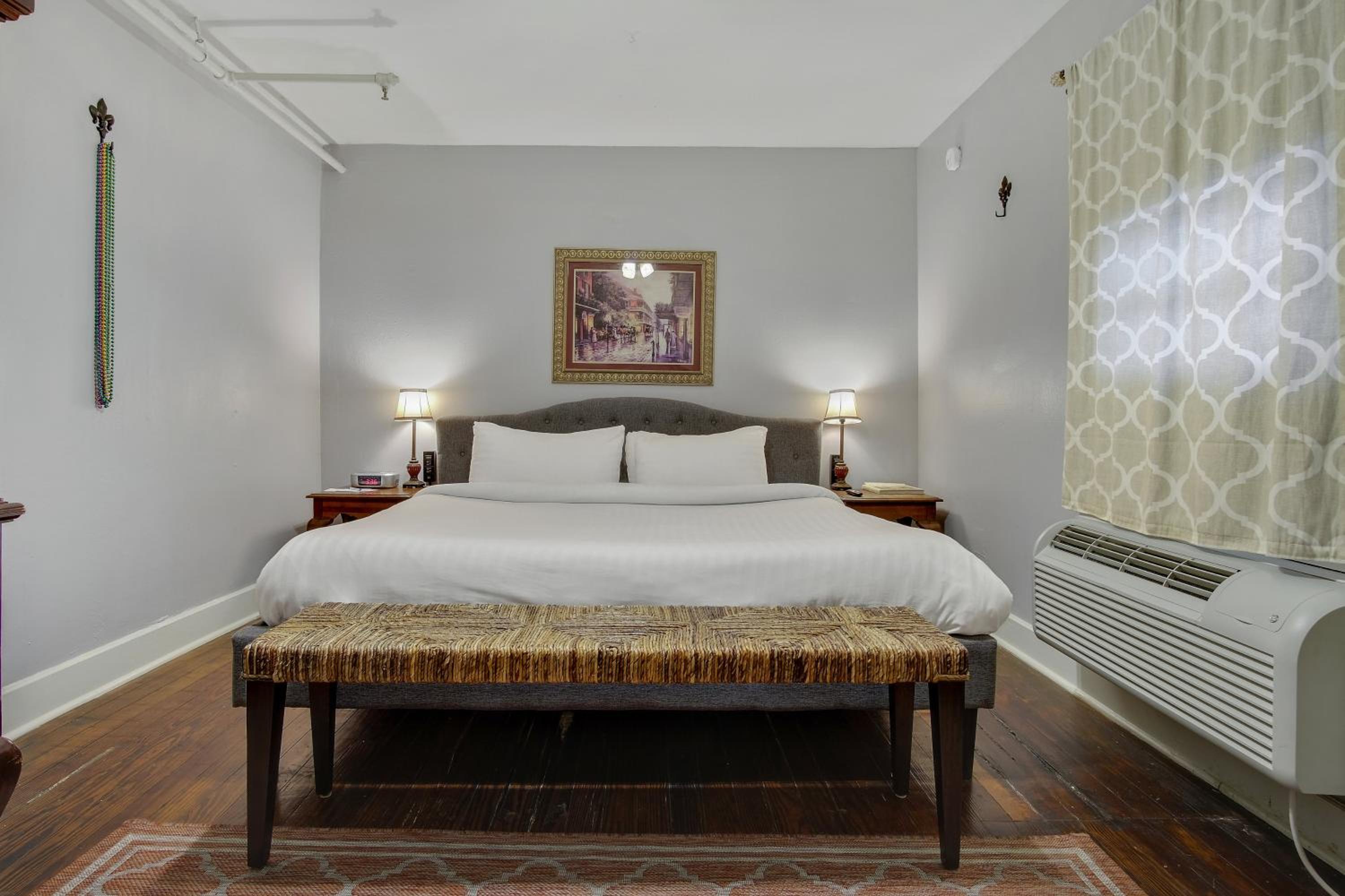 Standard King Room - Photo 13