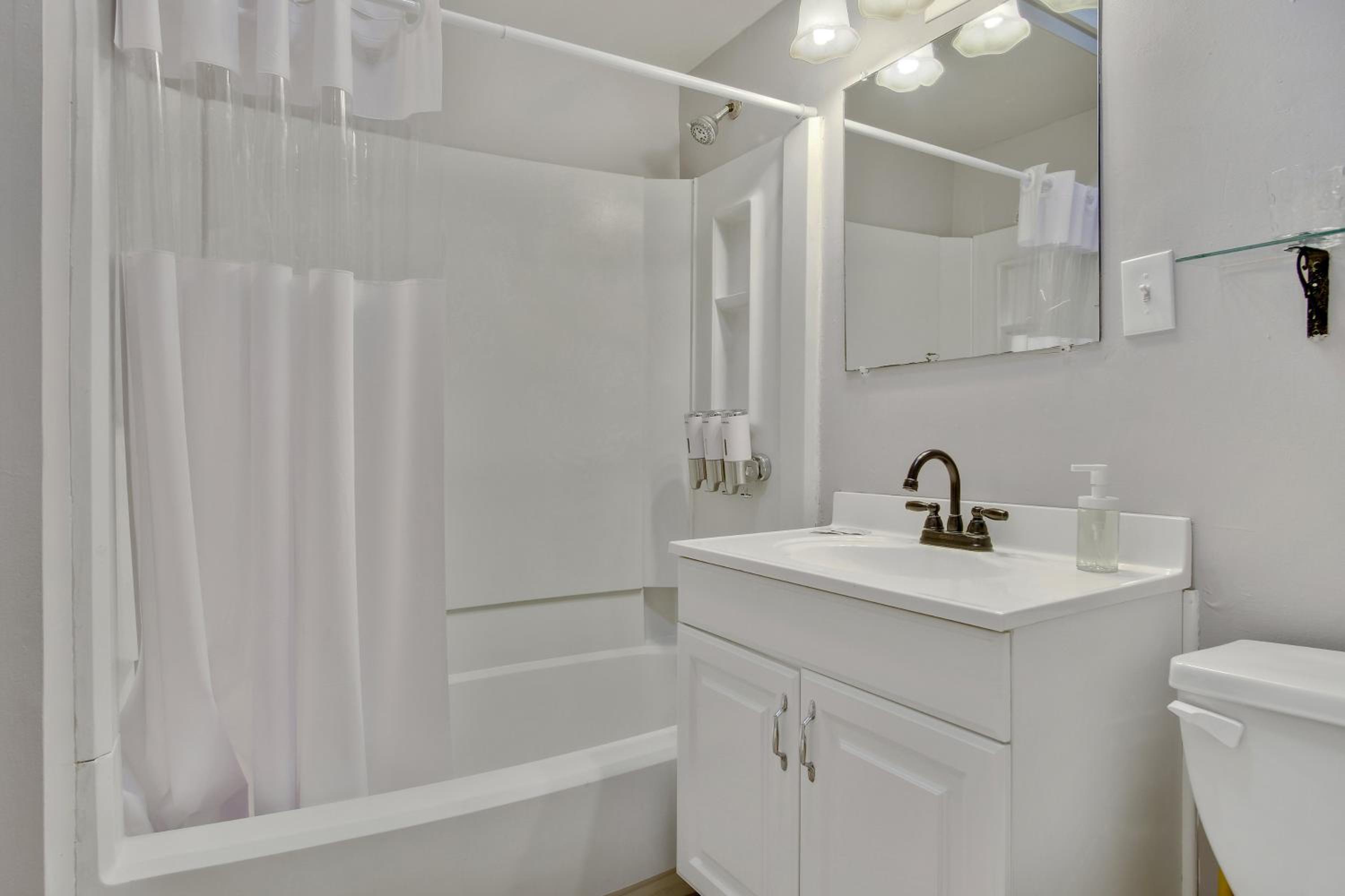 Standard King Room - Photo 2