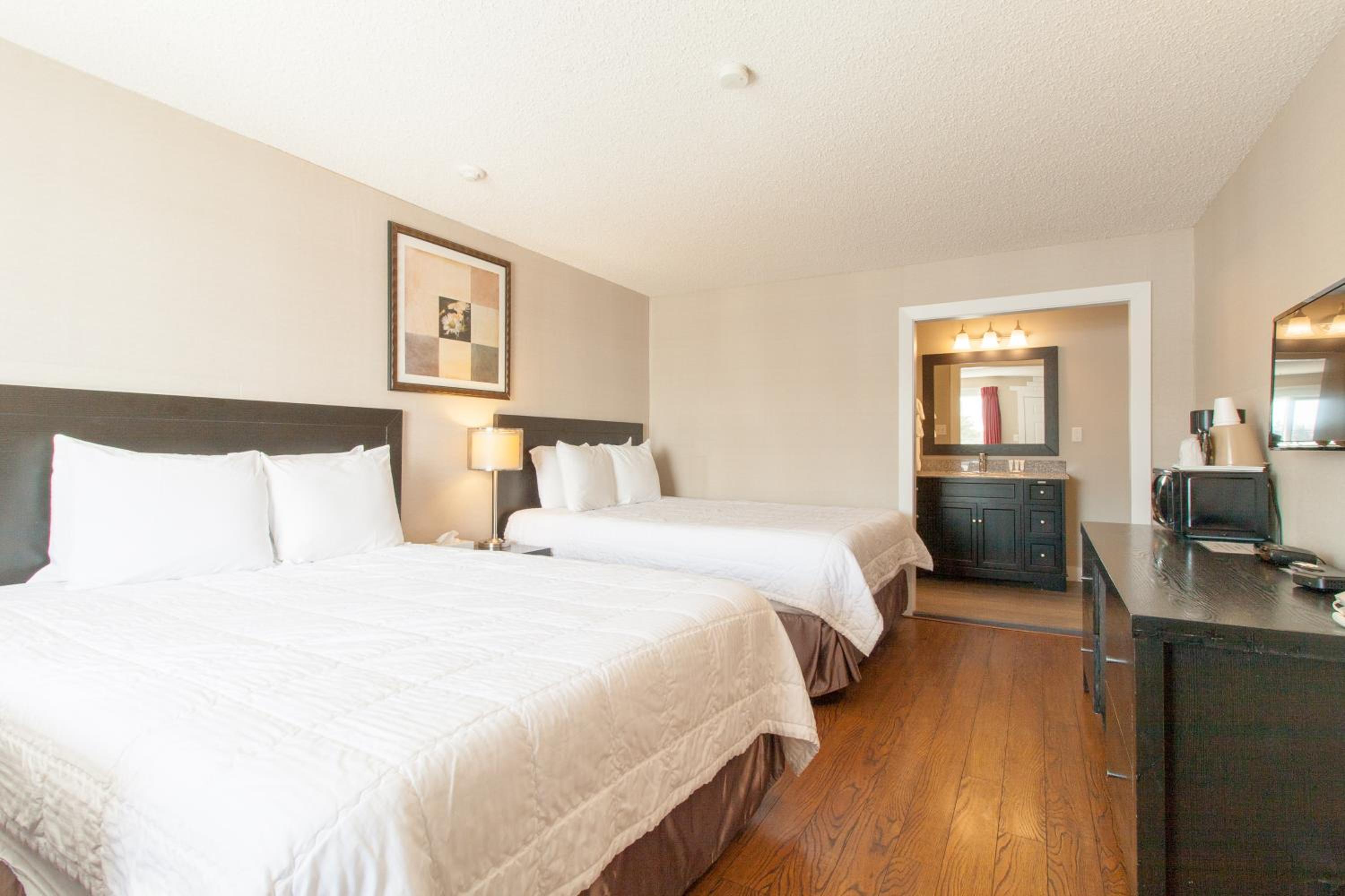 Queen Room with Two Queen Beds - Non-Smoking/Second Level - Photo 4