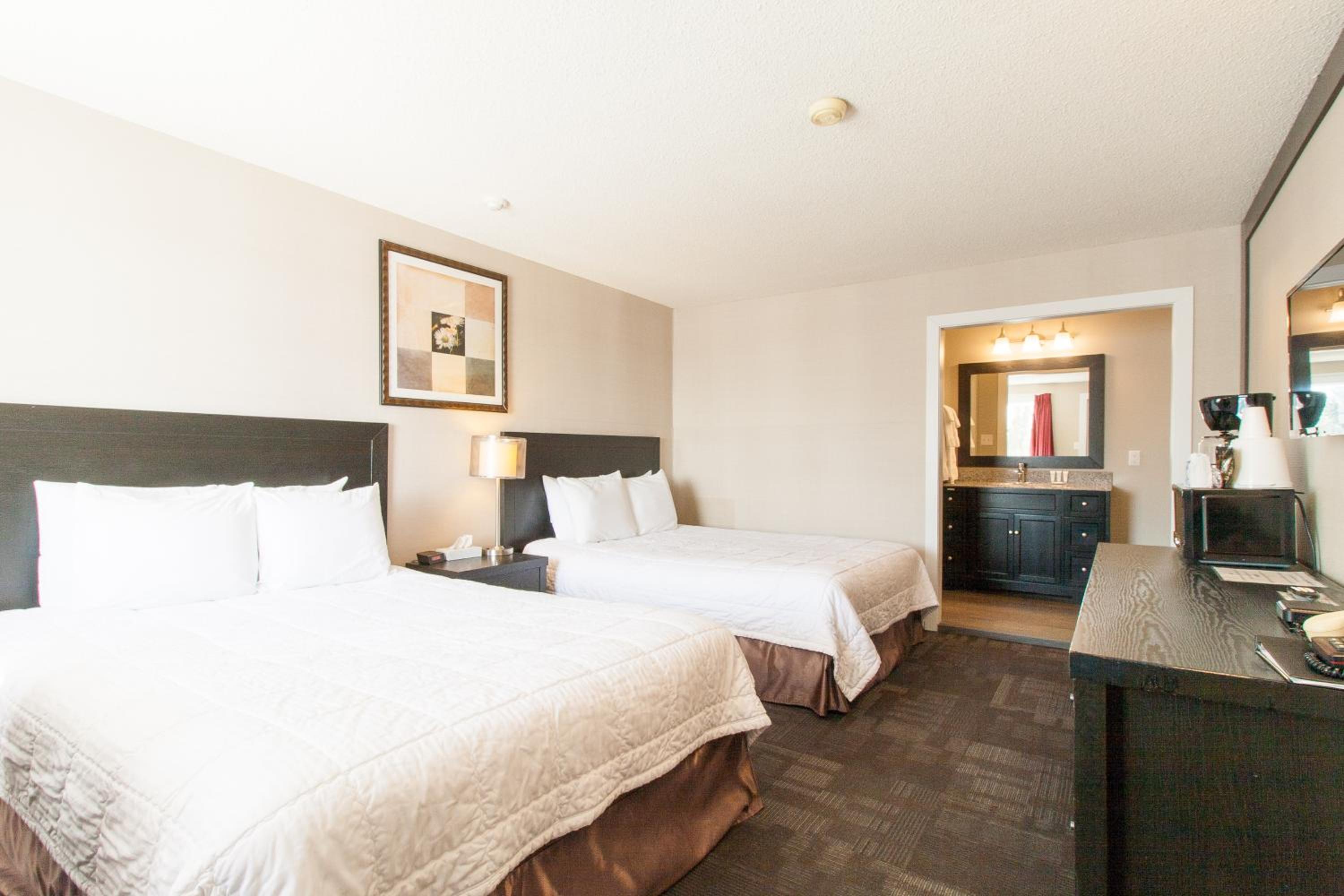 Queen Room with Two Queen Beds - Non-Smoking/Second Level - Photo 1