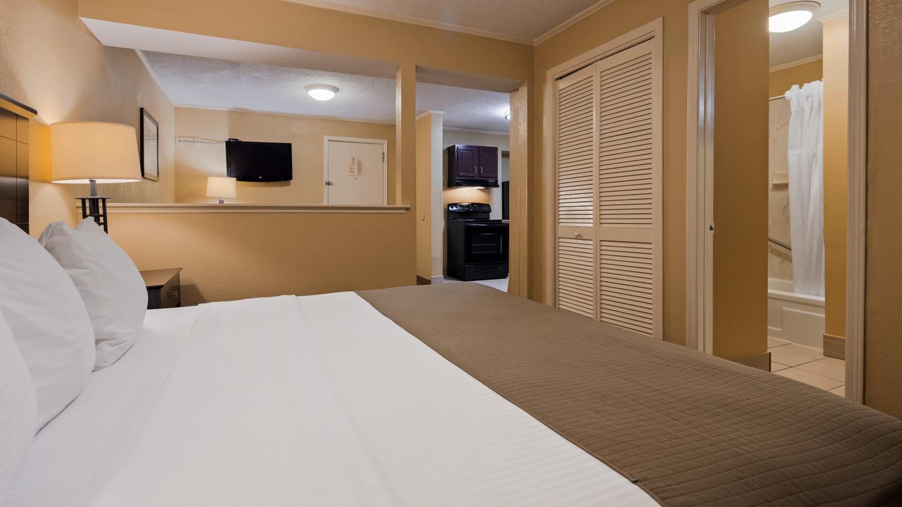 Queen Room with Kitchenette - Second Floor/Non-Smoking - Photo 1