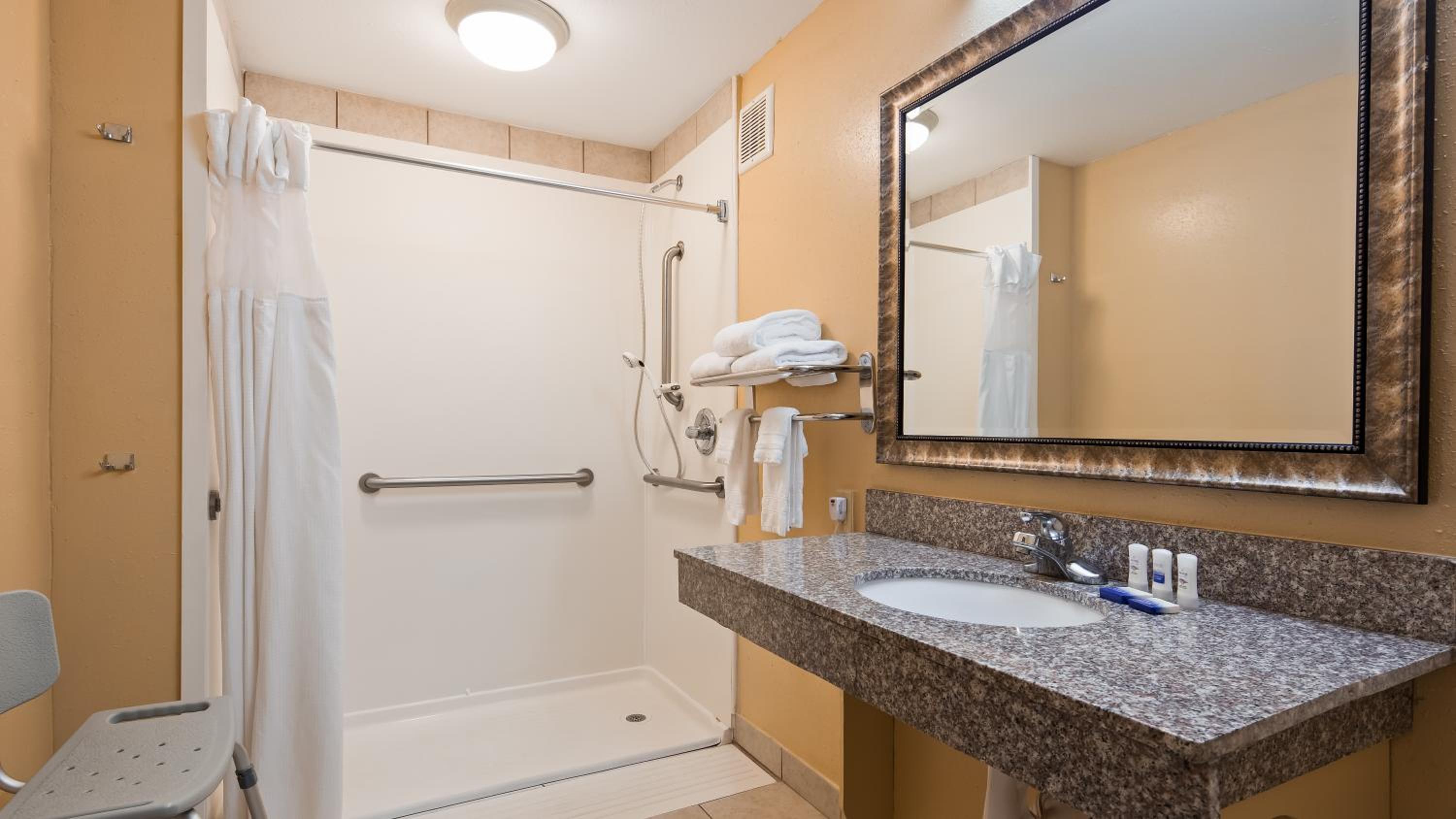 Queen Room with Two Queen Beds and Bath Tub - Disability Access/Non-Smoking  - Photo 2