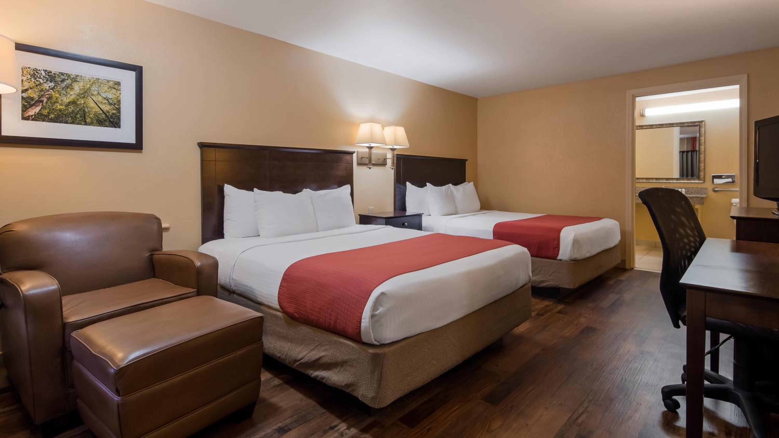 Queen Room with Two Queen Beds and Bath Tub - Disability Access/Non-Smoking  - Photo 5