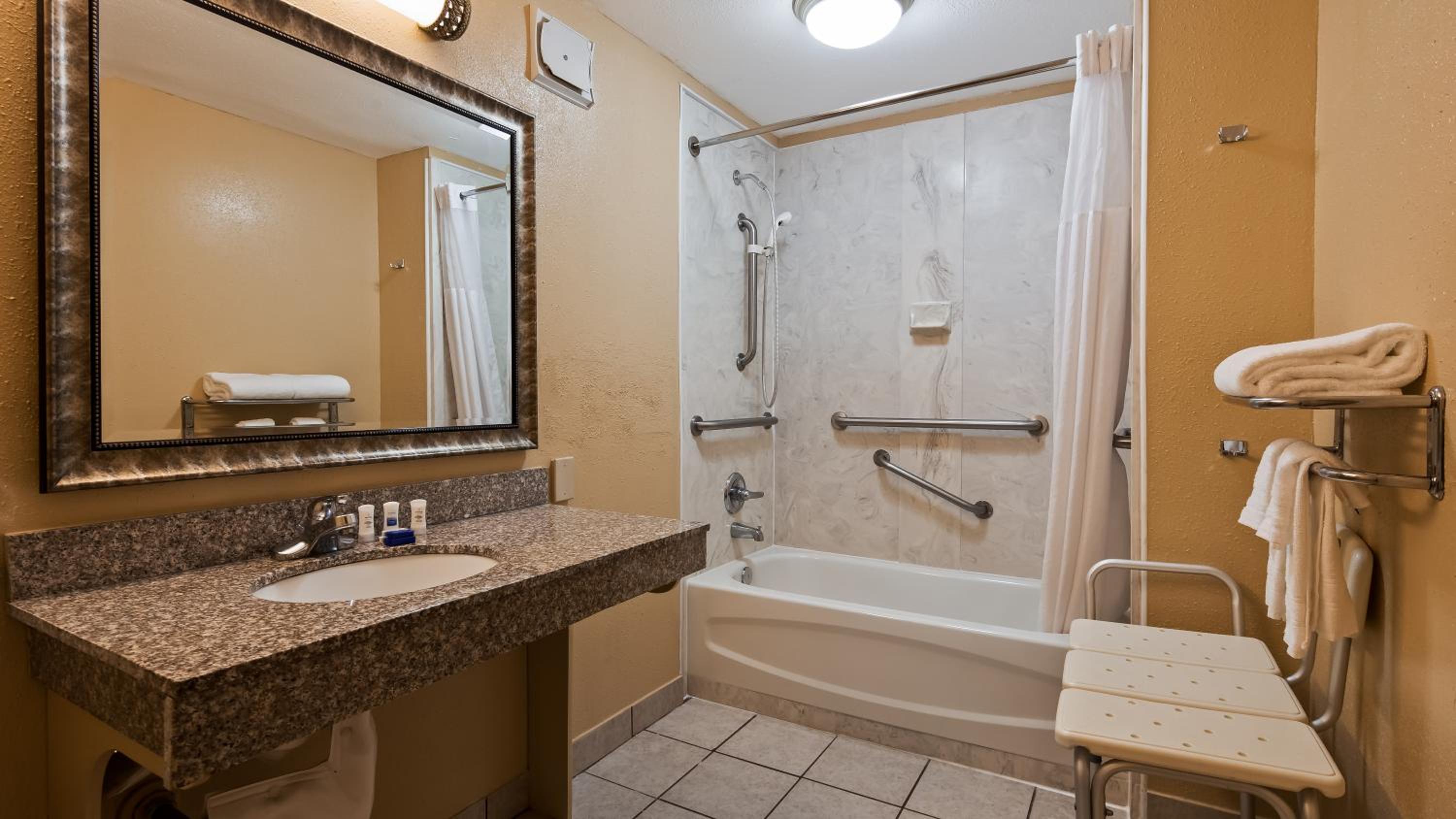 Queen Room with Two Queen Beds and Bath Tub - Disability Access/Non-Smoking  - Photo 8
