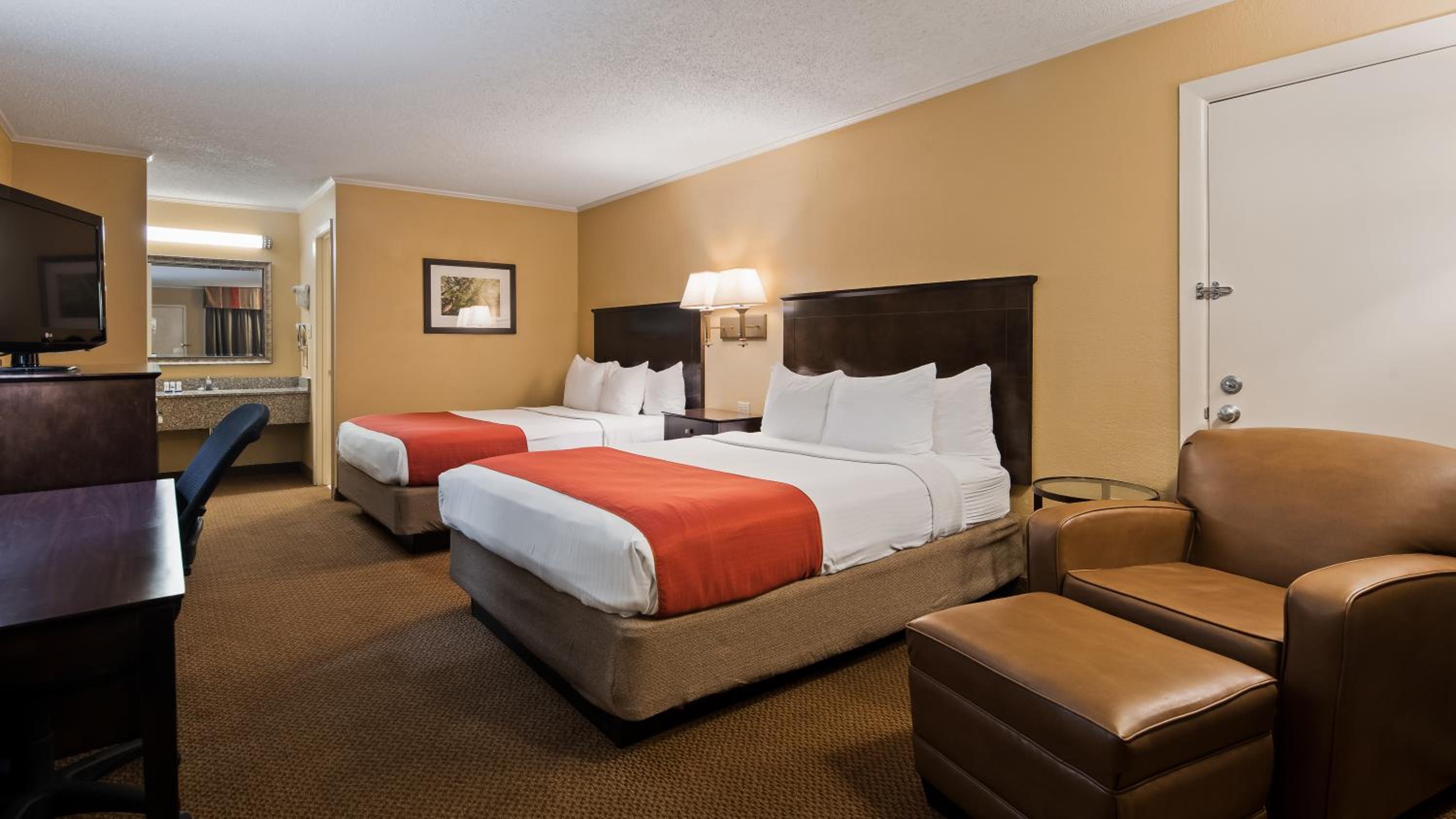 Queen Room with Two Queen Beds and Work Desk - Non-Smoking/Second Floor - Photo 2