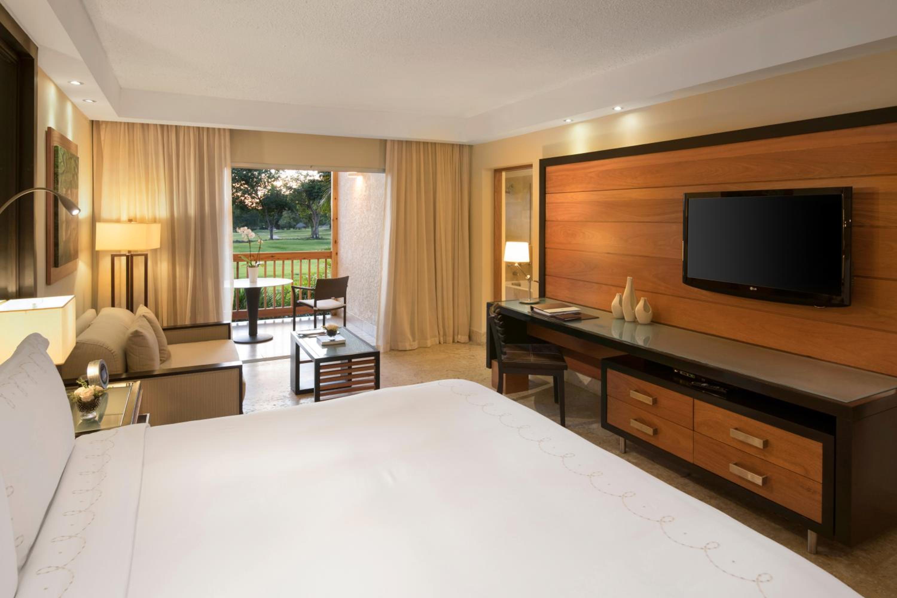 Elite Patio (2 Adults + 1 Child) - Golf Cart Included