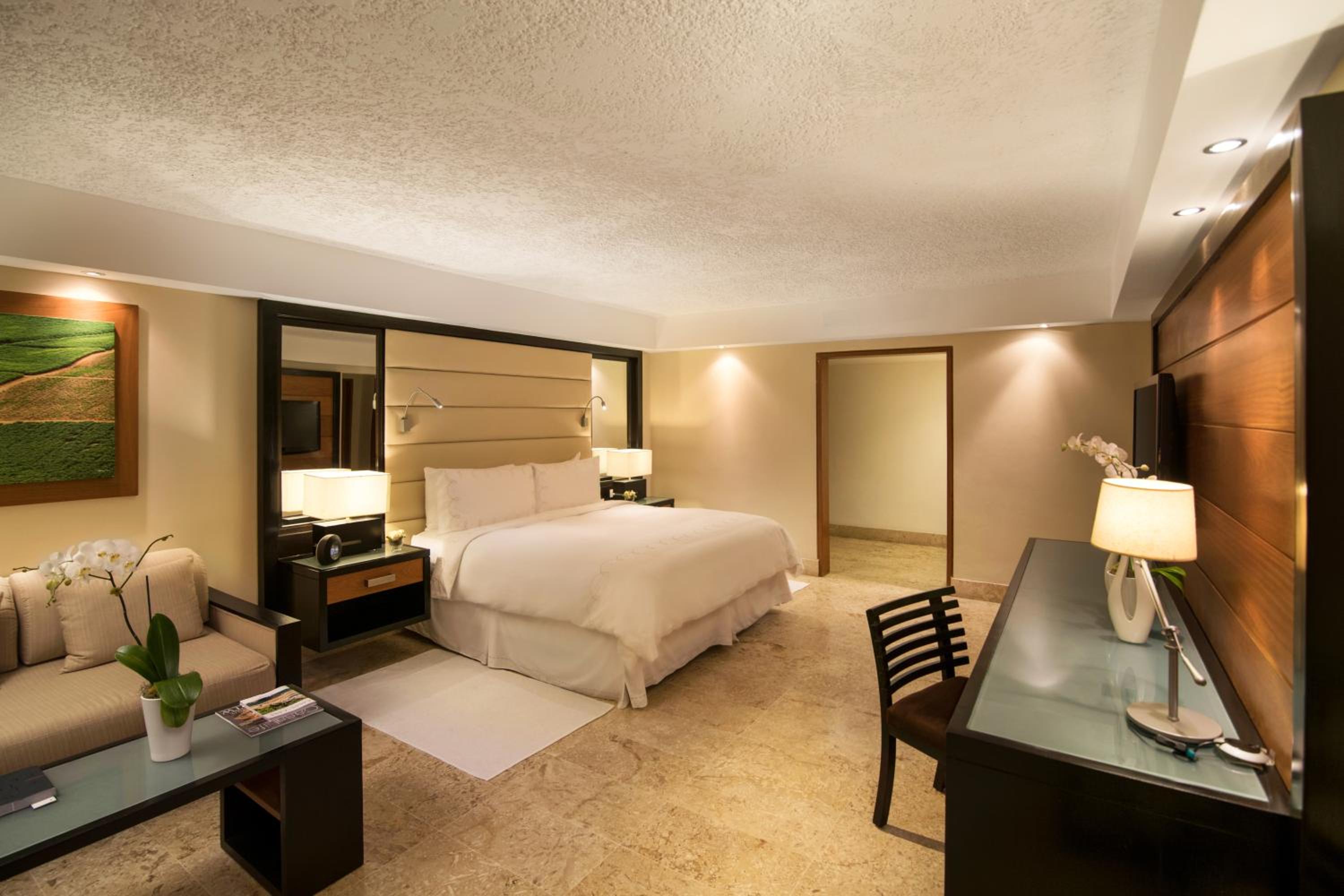 Elite Patio (2 Adults + 1 Child) - Golf Cart Included
