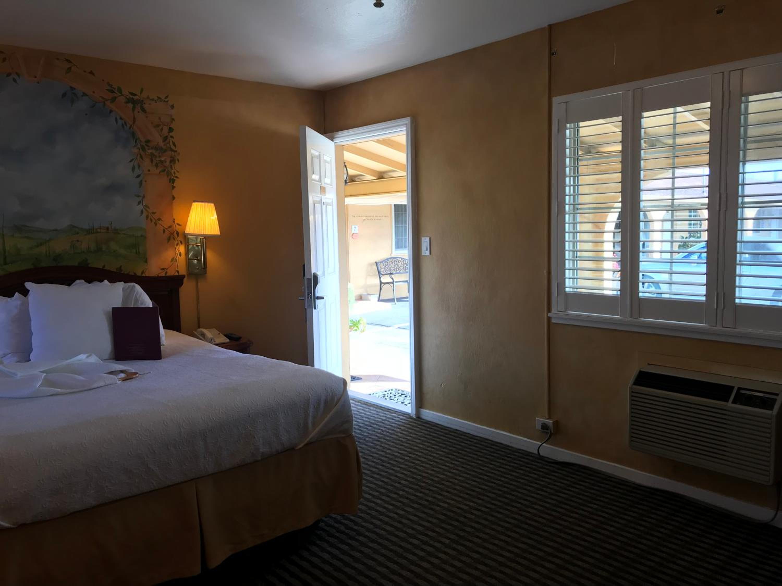 Queen Room - Photo 16