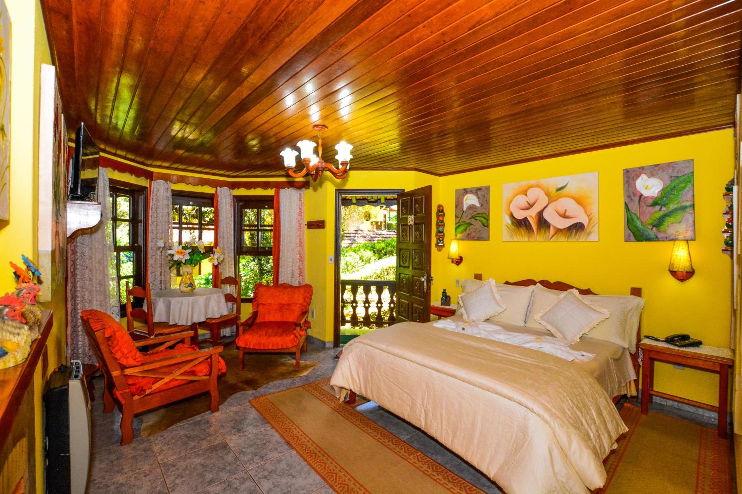 Master Chalet with Double Spa - Queen Bed and fireplace photo 1