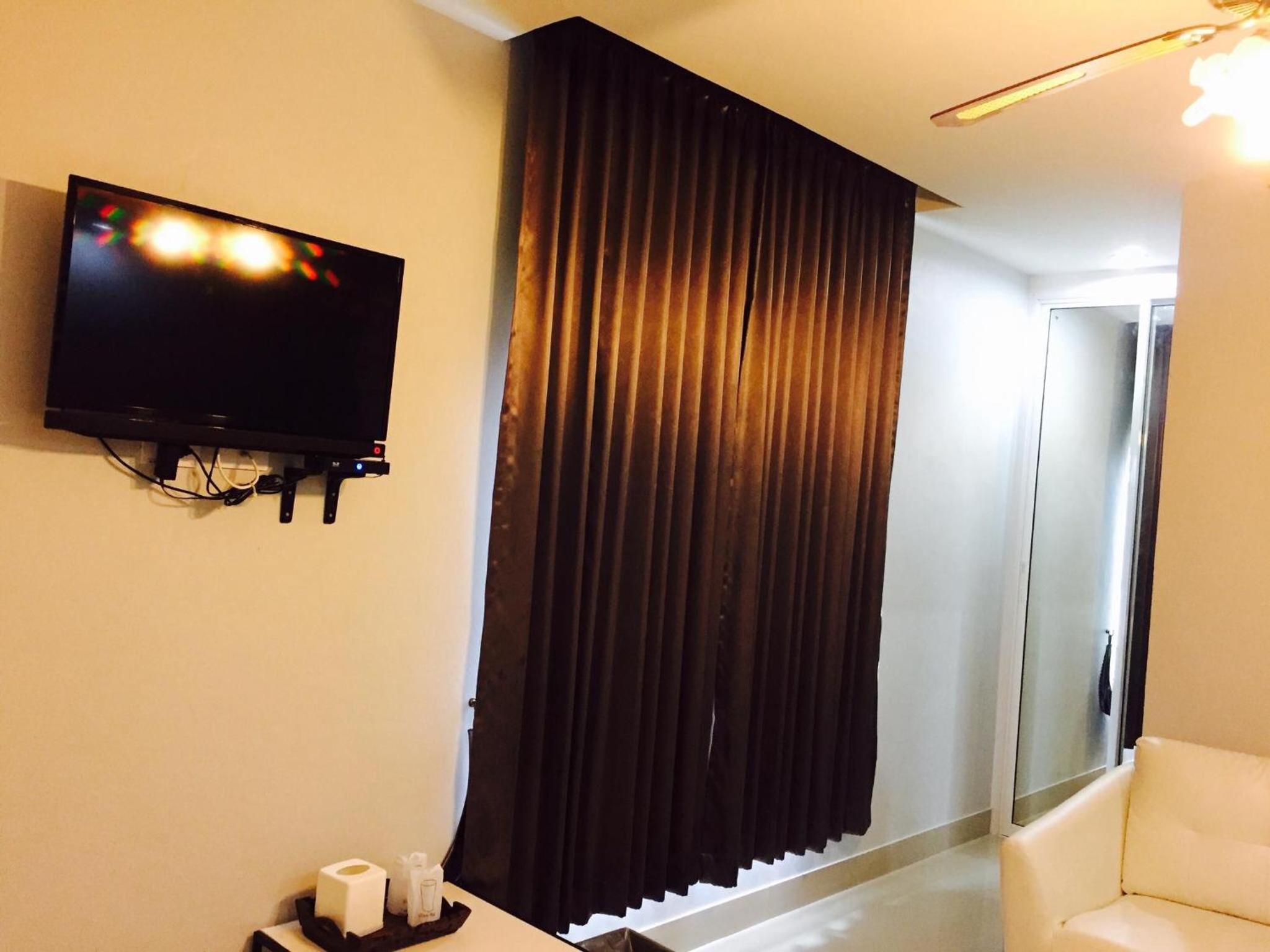 Standard King Room - Photo 9